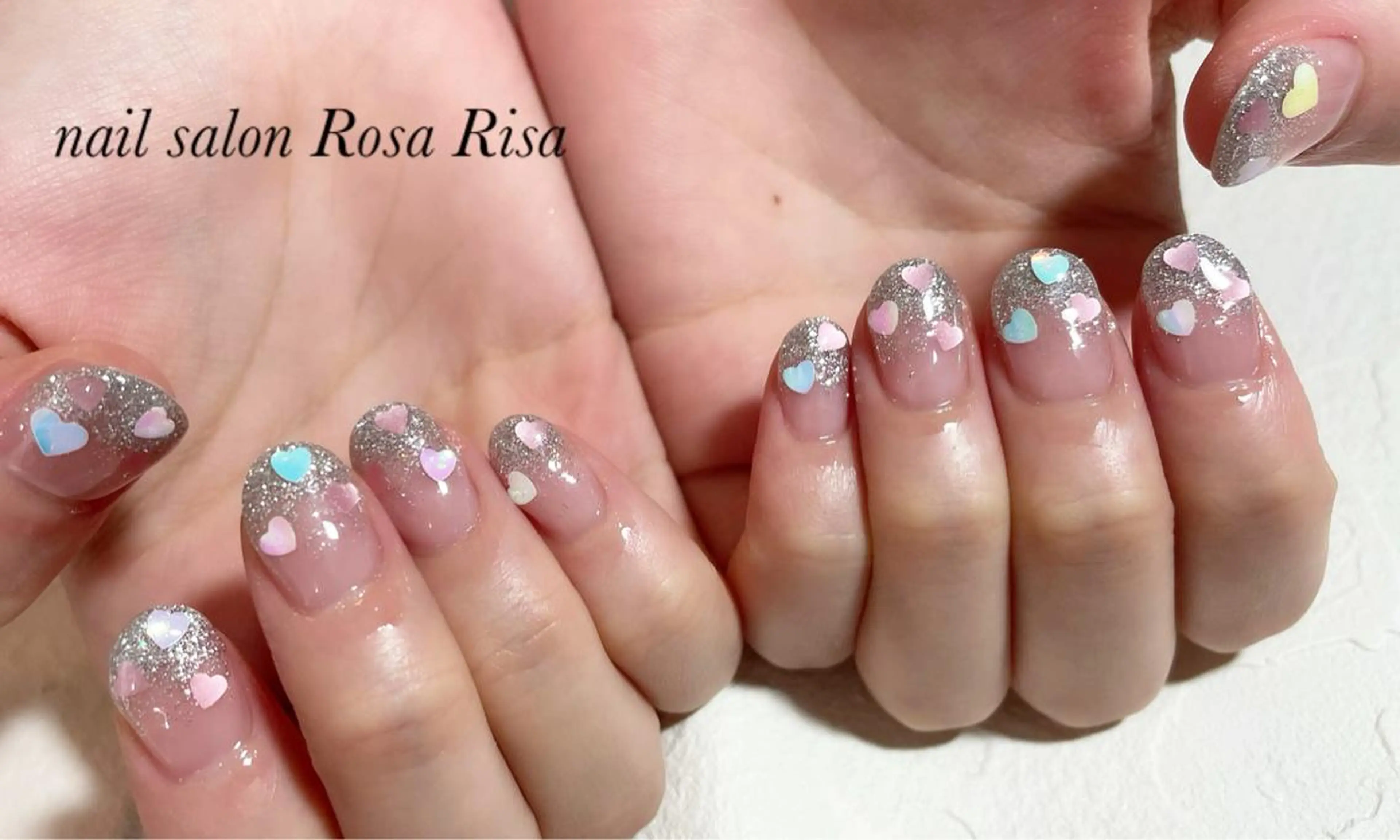 ミディアム ネイル ハート ホログラムネイル ハンドネイル ネイルスタジオ シェイクユアハンズのネイルデザイン