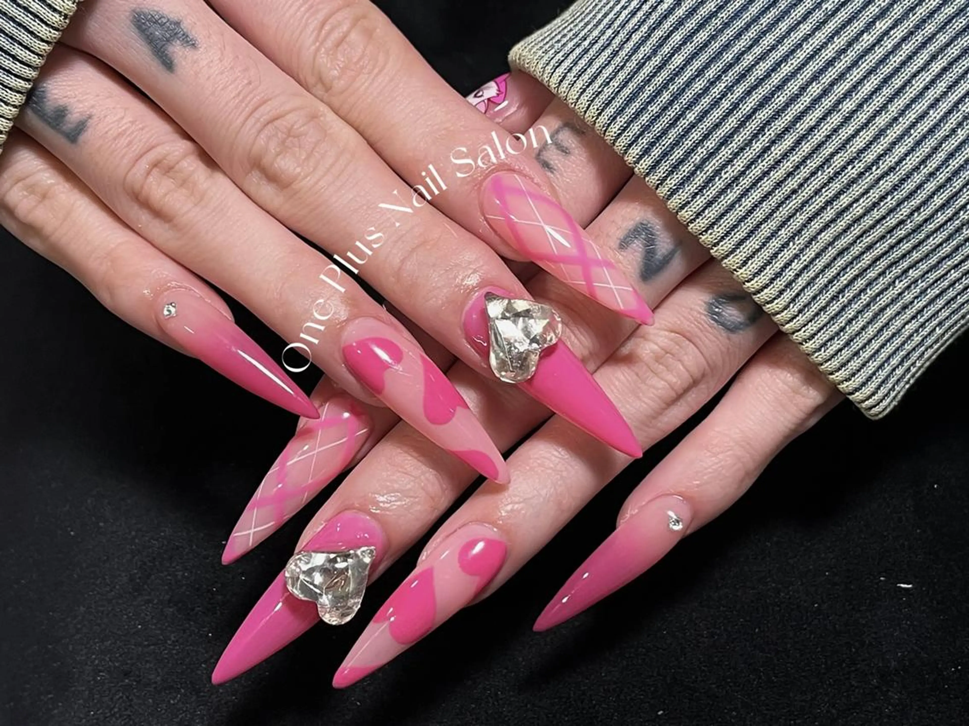 ネイル バレンタイン ハンドネイル One Plus Nail Salonのネイルデザイン