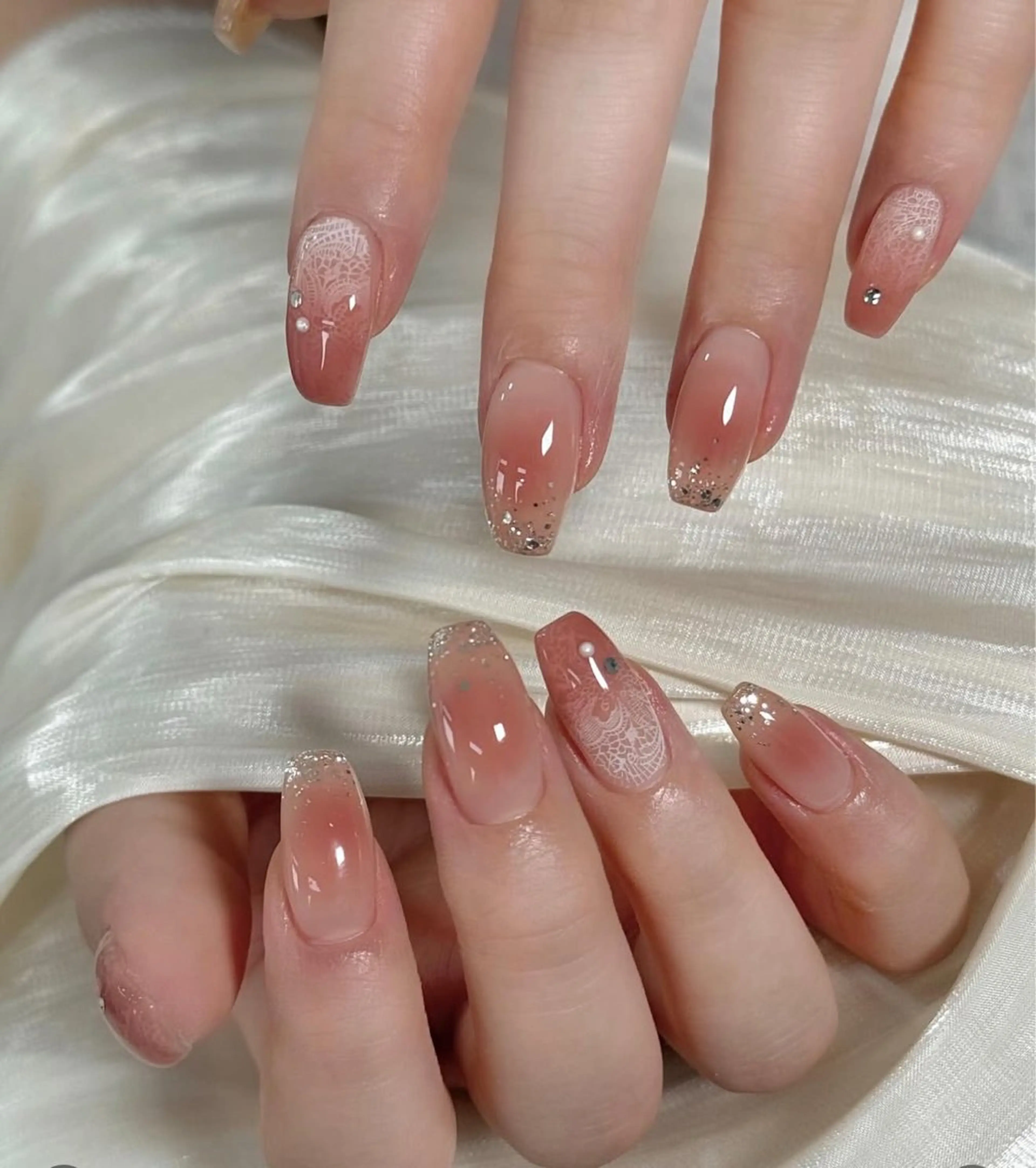 ネイル キラキラネイル マグネットネイル ぷっくりネイル 春ネイル ワンホンネイル ハンドネイル Lyna 池袋のネイルデザイン