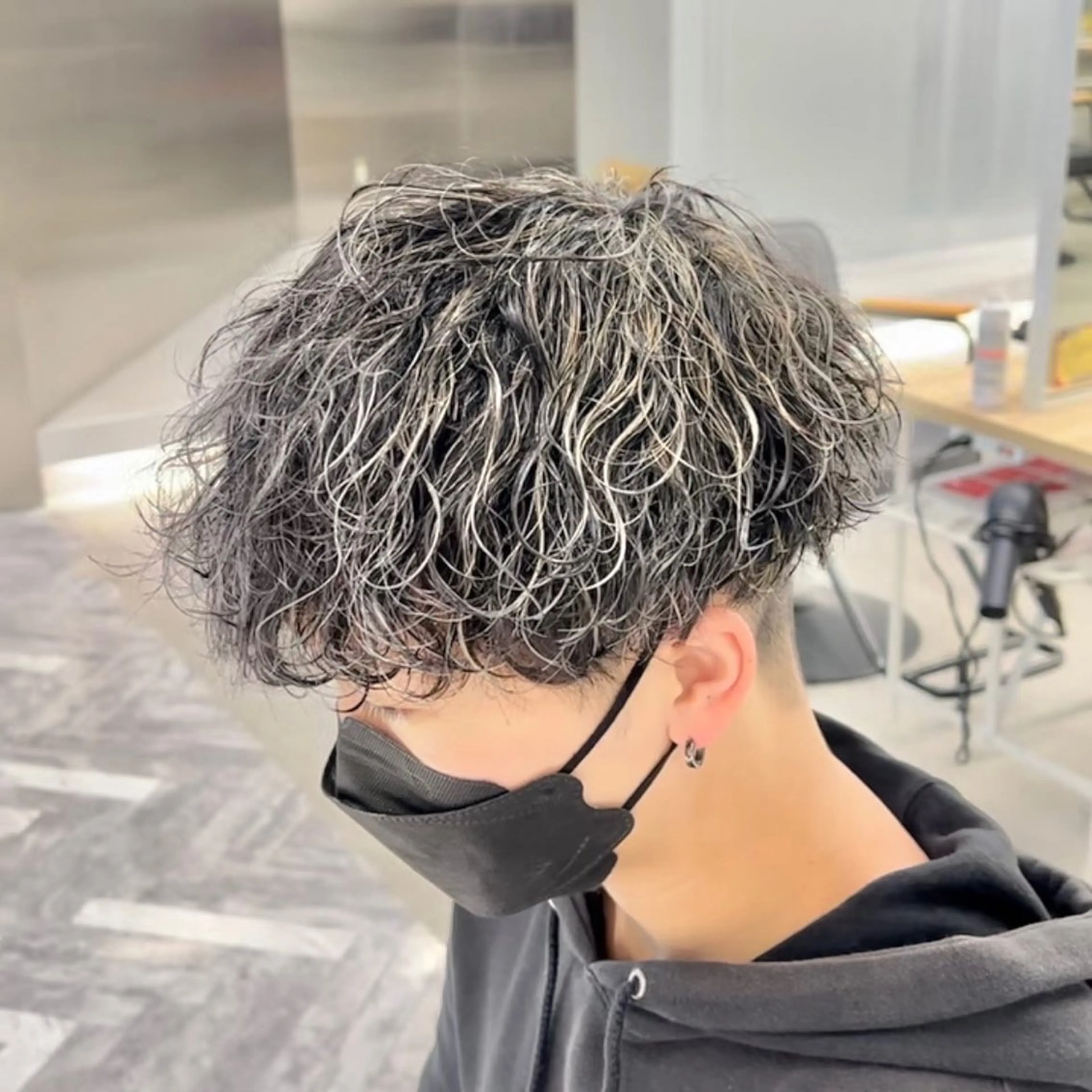 【✨ミニモ限定価格✨】　　　　　　　　　　　　　　　　　　　　　　　メンズカット+パーマ+ホワイトメッシュの写真