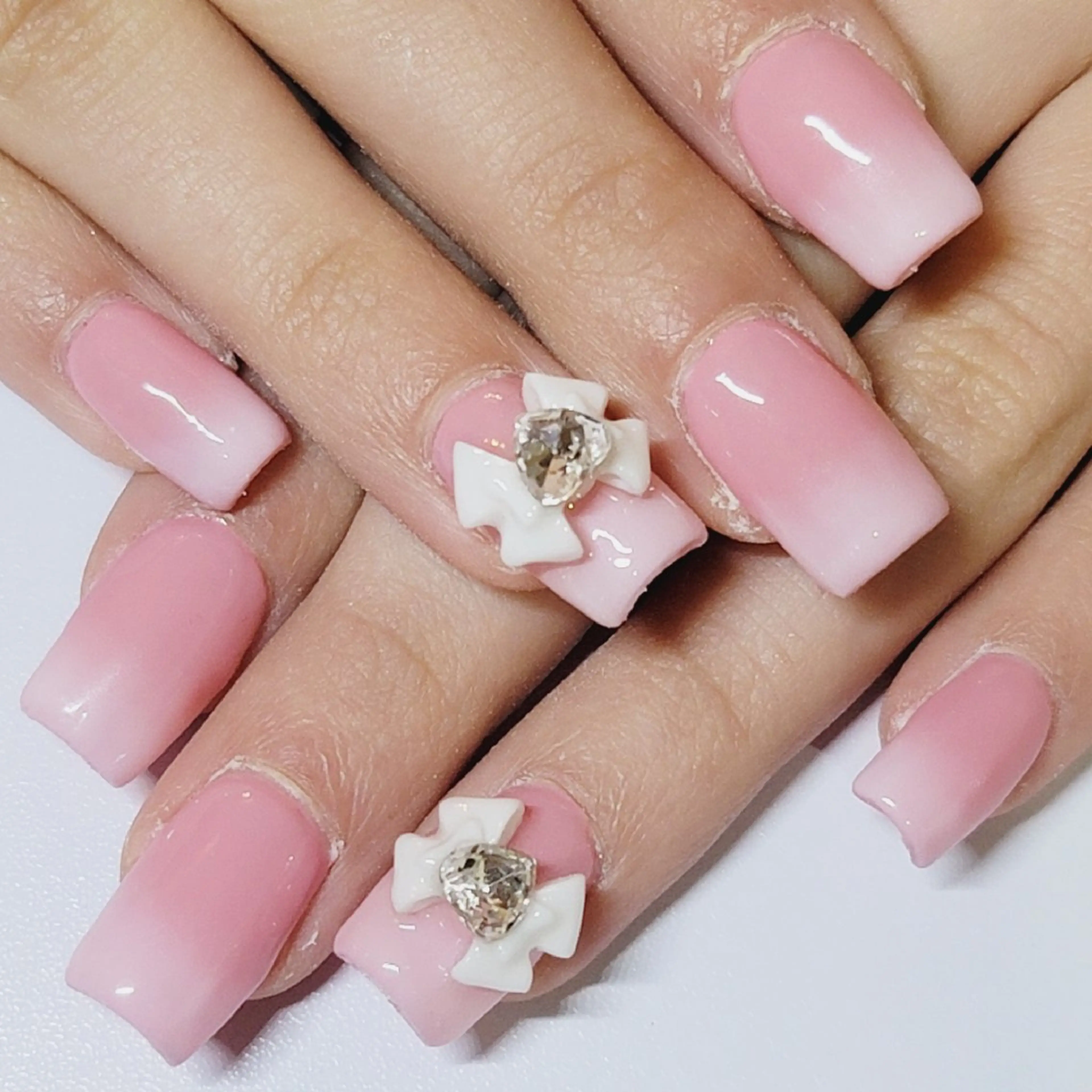 ネイル グラデーション ピンク リボン ホワイト ハンドネイル よしだ ひろきのネイルデザイン