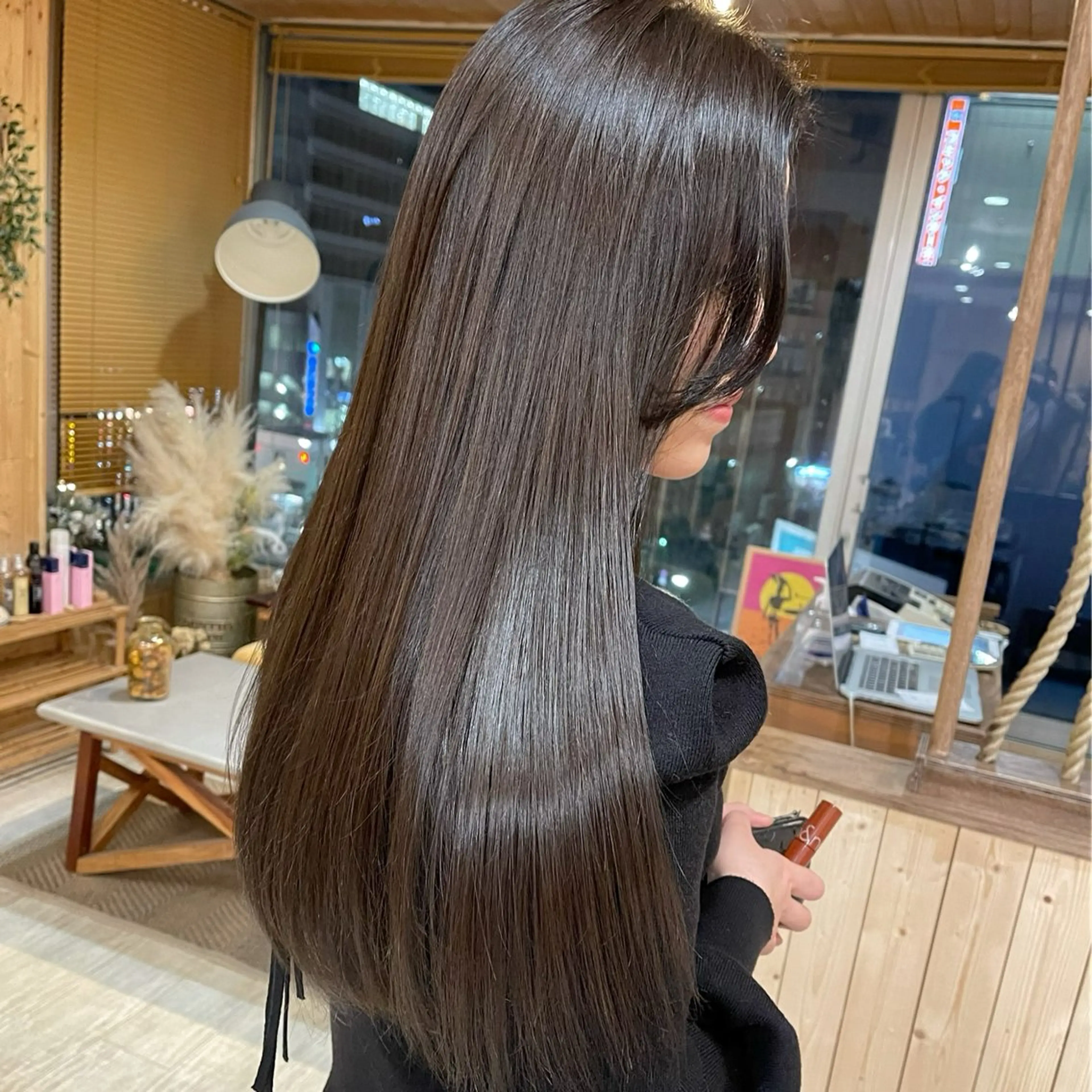 ロング 韓国レイヤー外国人風 透明感カラー髪質改善のヘアスタイル