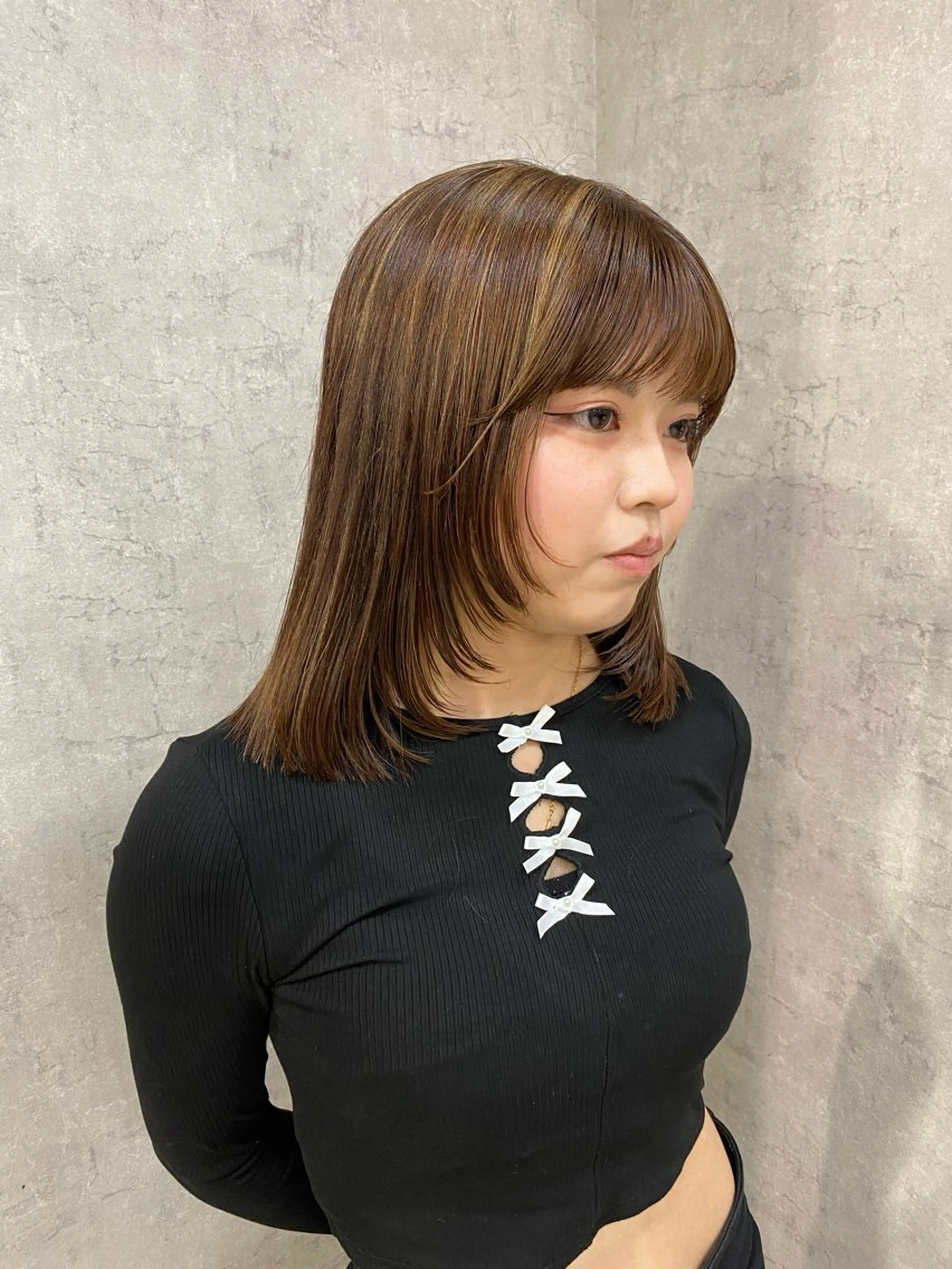 ミディアム 顔周りカット ウルフカット カット 原宿美容師 iLe. tae ハイトーンのヘアスタイル