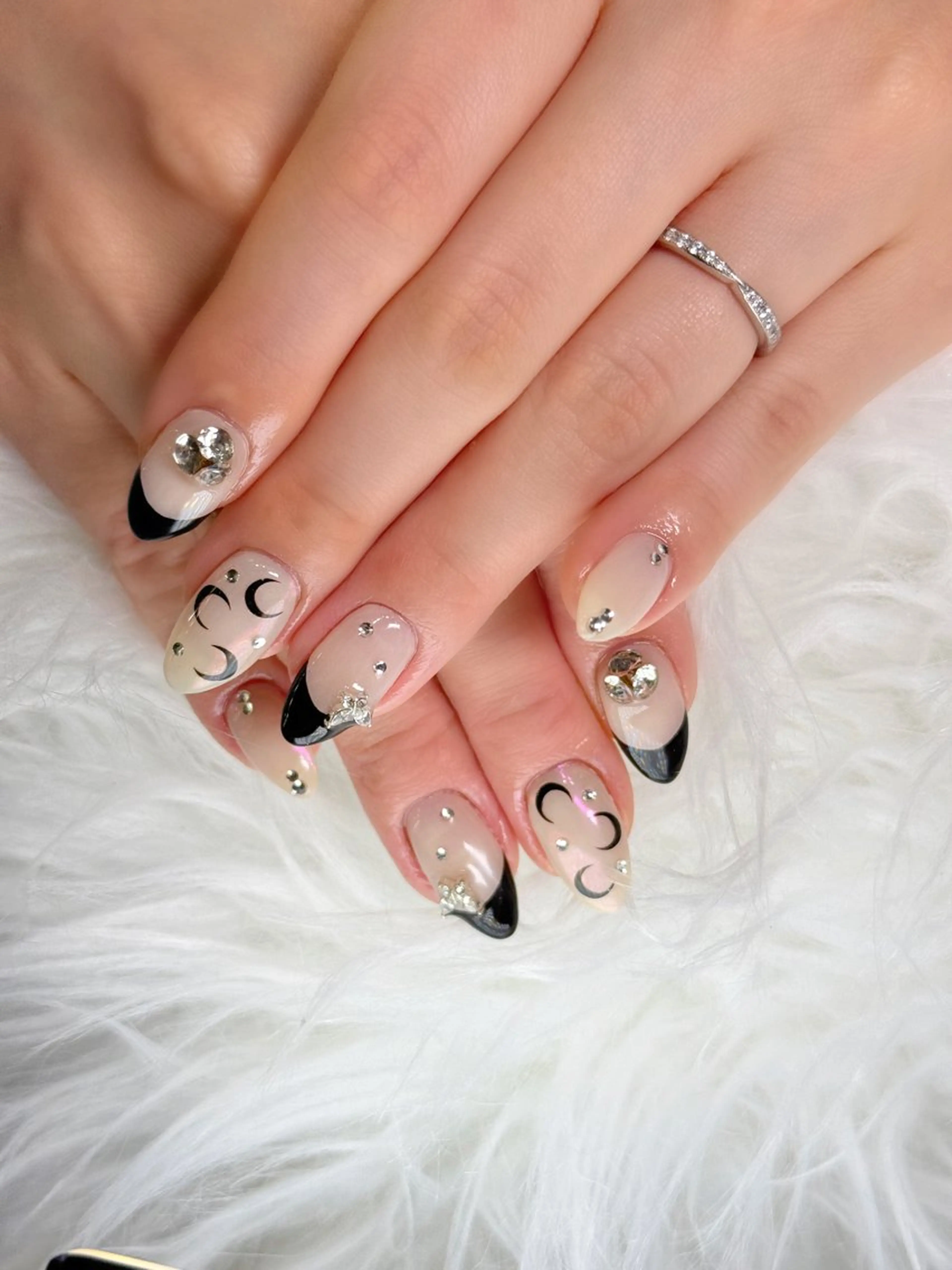 ネイル オーロラネイル フレンチネイル 夏ネイル Mizuliネイル 眉毛メイクのサロンのネイルデザイン