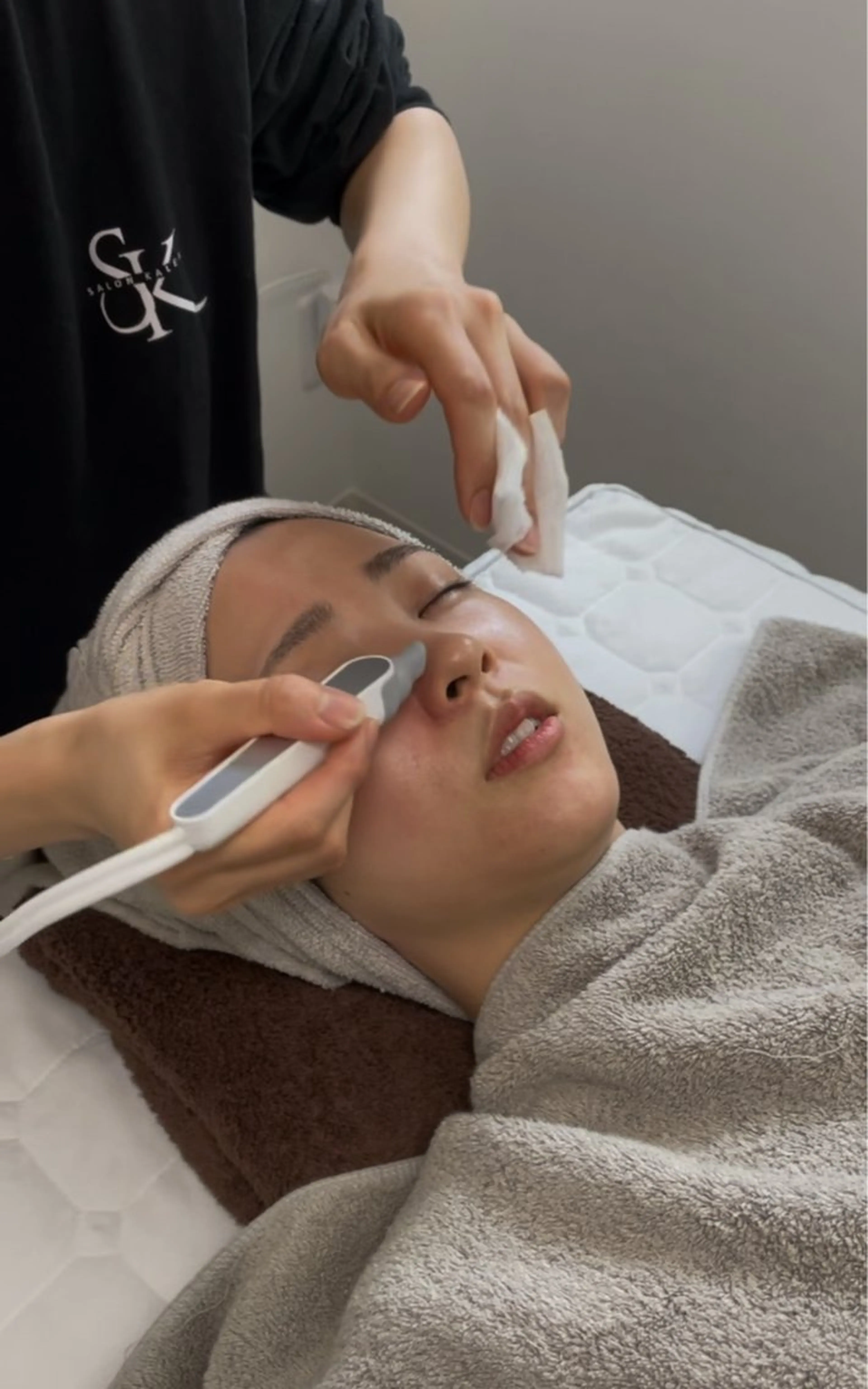 毛穴洗浄＋クレイパック✨黒い角質を除去‼︎普段落とせない汚れを綺麗にし、ツヤ肌へ🪽クレイパックで保湿まで完璧！の写真