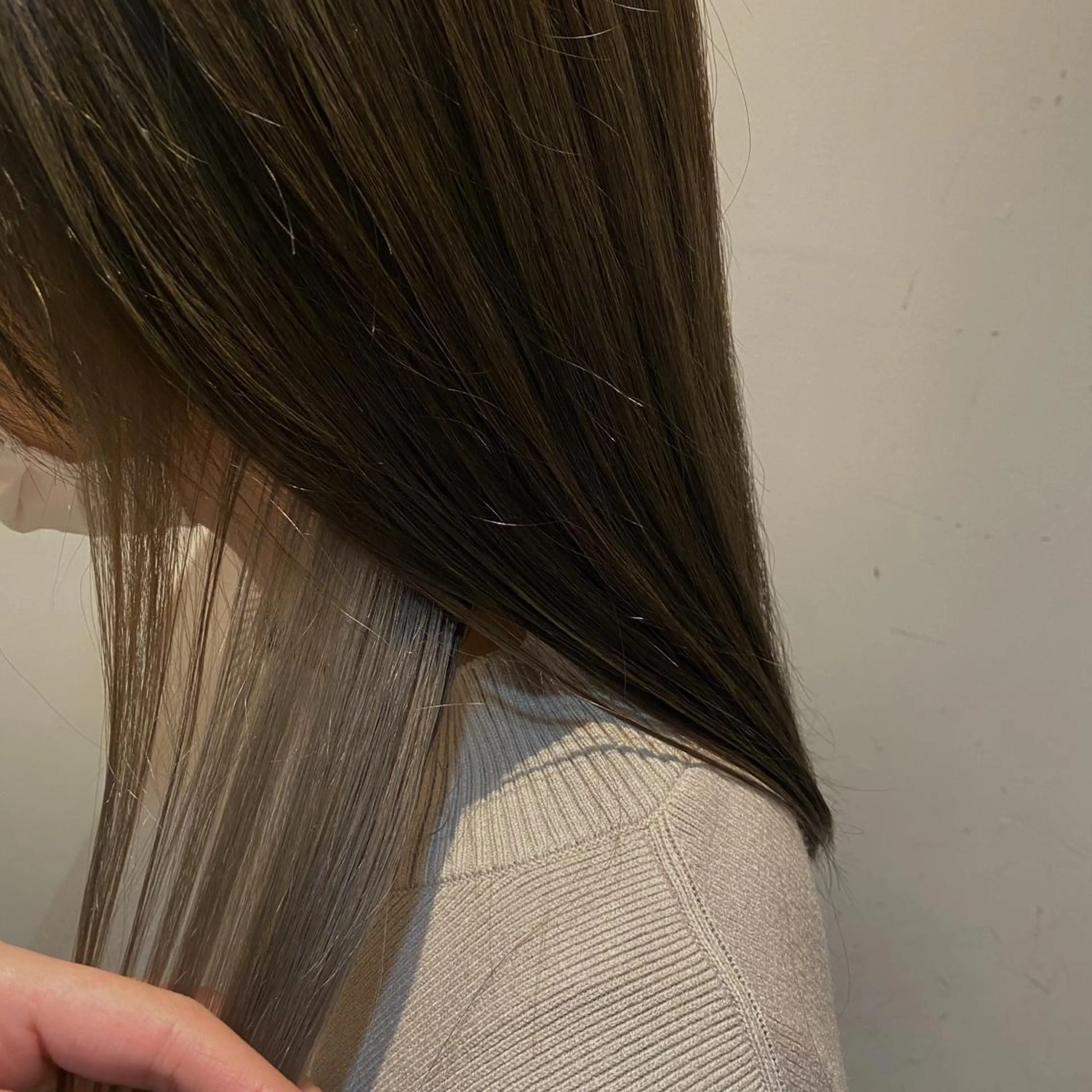 ロング カラー ブリーチ 透明感カラー デザインカラー インナーカラー シルバー ヘアカラー Ryo リョウのヘアスタイル