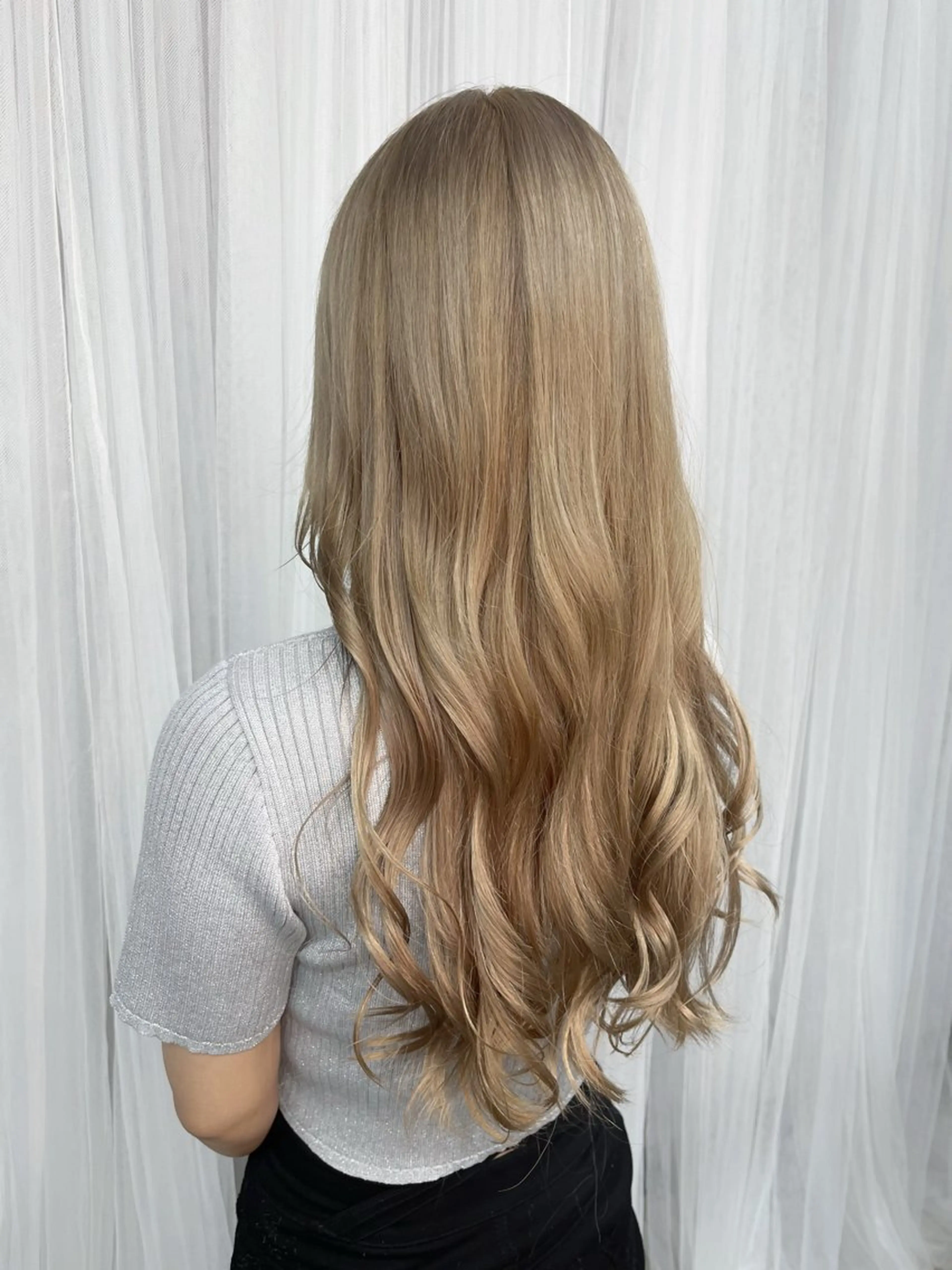 ロング ヘアカラー 伊藤 由妃乃のヘアスタイル