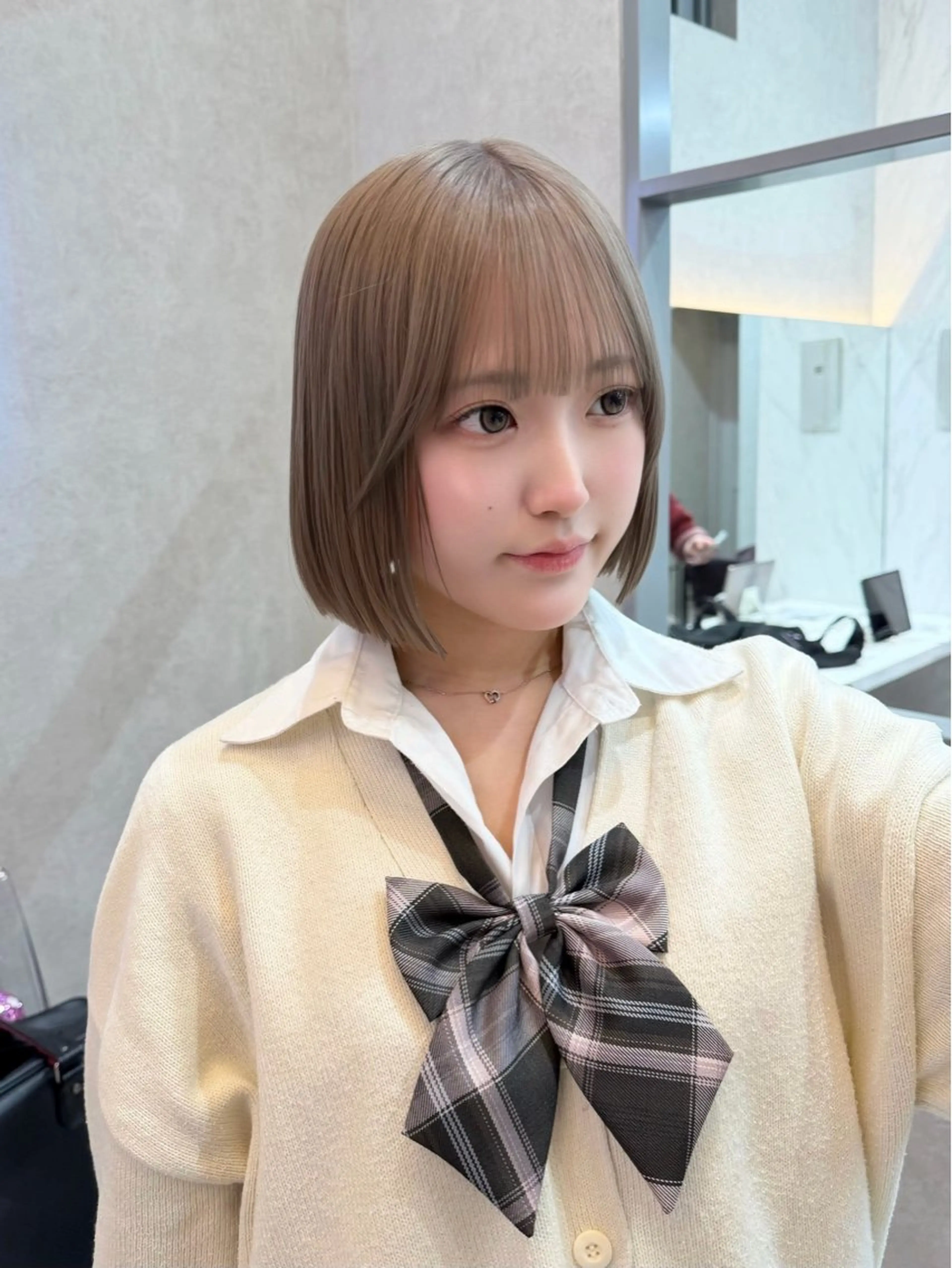 ミディアム カット ヘアカラー トリートメント karin ボブハイトーンのヘアスタイル