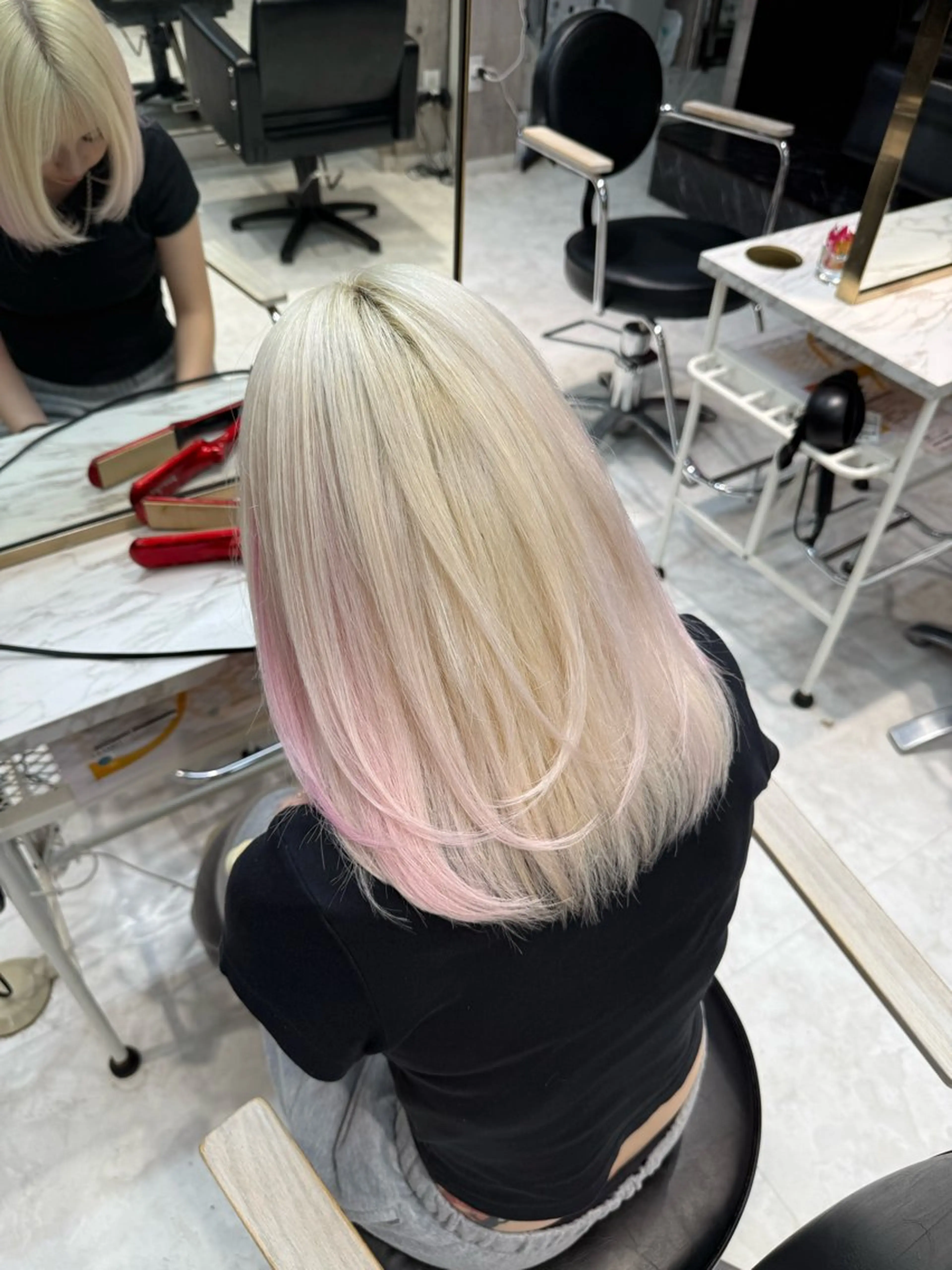 セミロング カラー ヘアアレンジ ベージュカラー ブリーチ ブロンド ミルクティーベージュ ピンクカラー ヘアカラー 複雑履歴修正/ ハイトーン職人/拓真のヘアスタイル