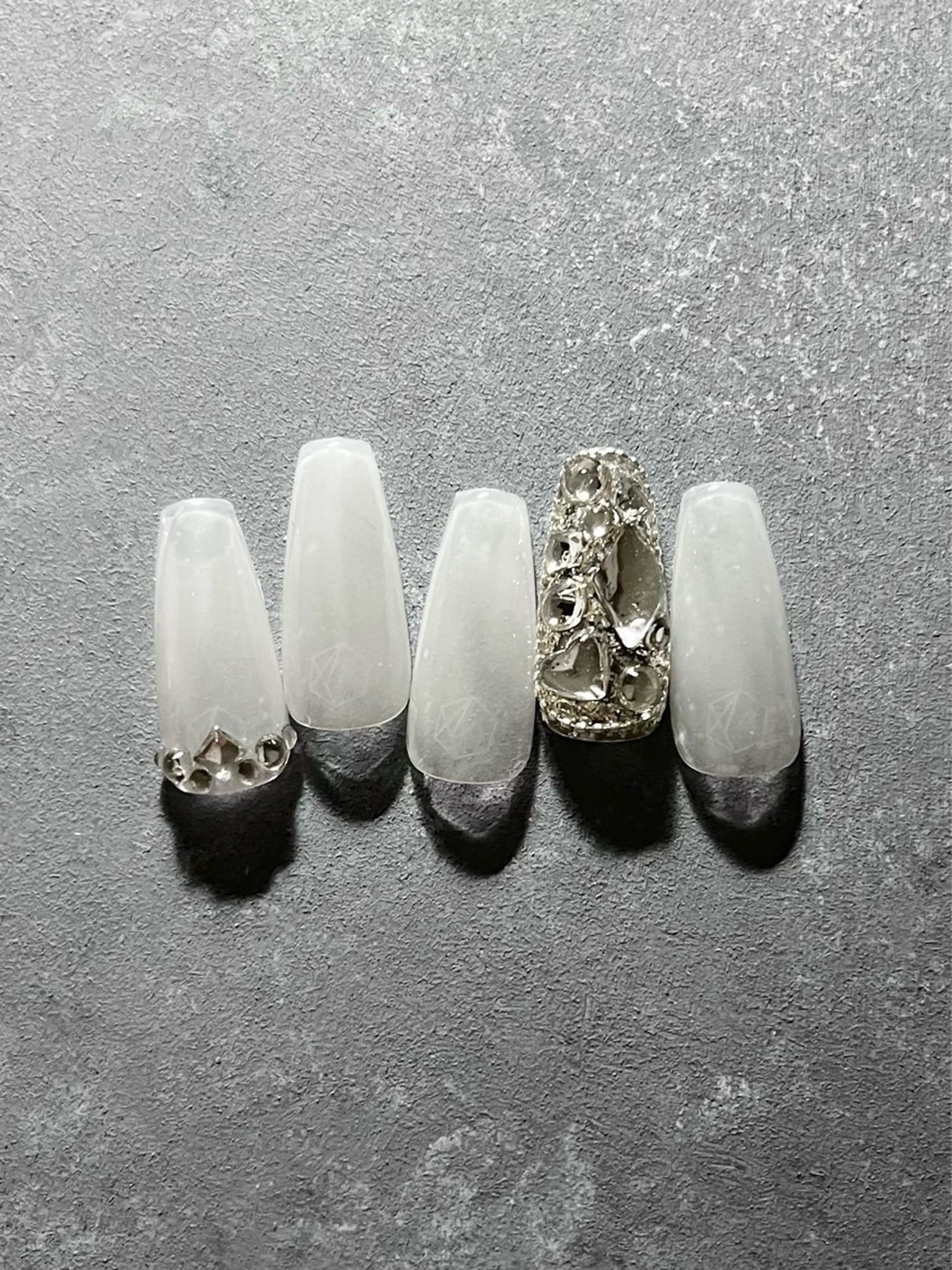 ネイル キラキラネイル マグネットネイル スカルプネイル ワンホンネイル nine.🦋 YUKOのネイルデザイン