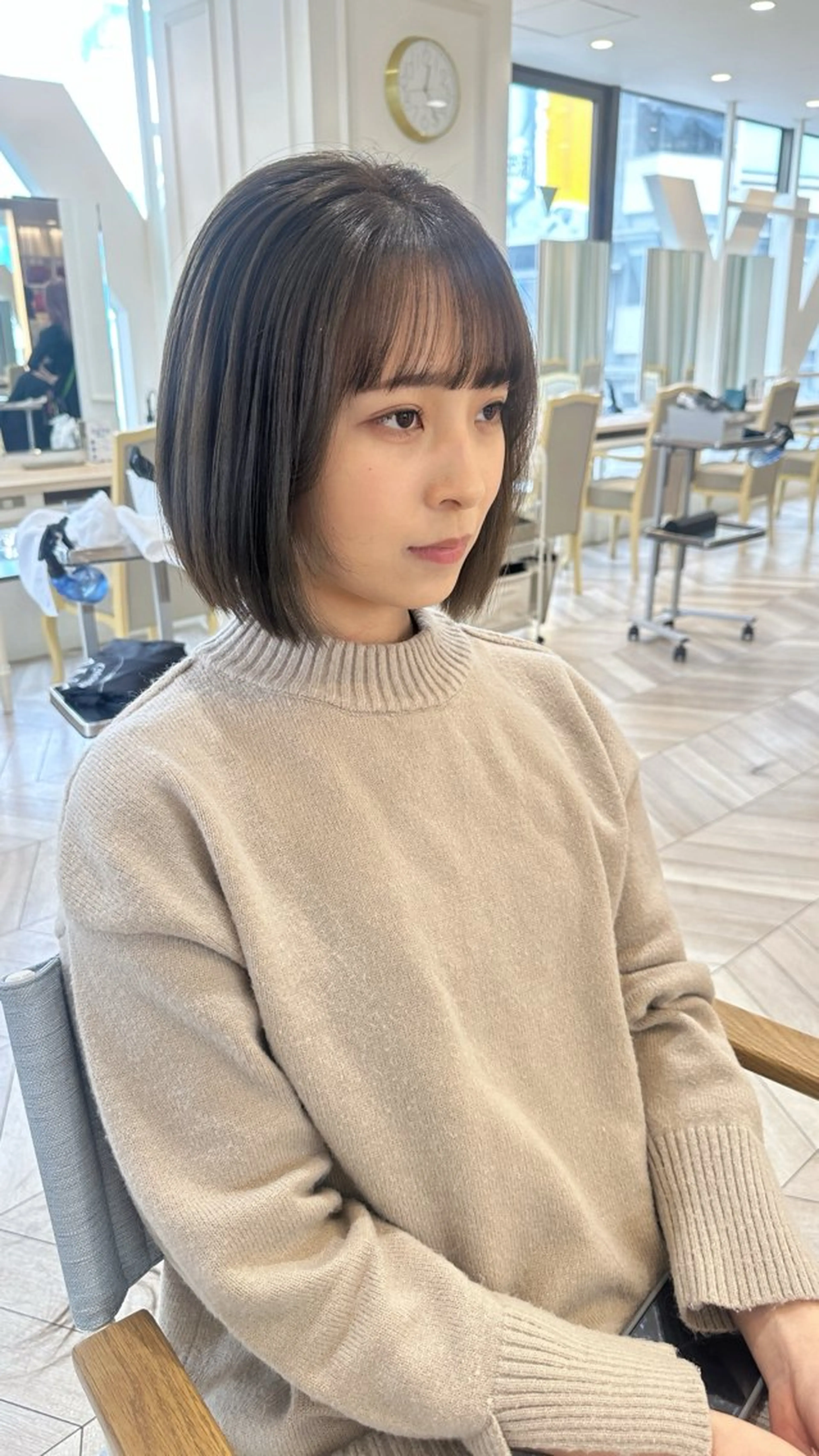 ショート カラー オリーブカラー カット ヘアカラー トリートメント ベージュ/インナー カラー🤍Rieのヘアスタイル