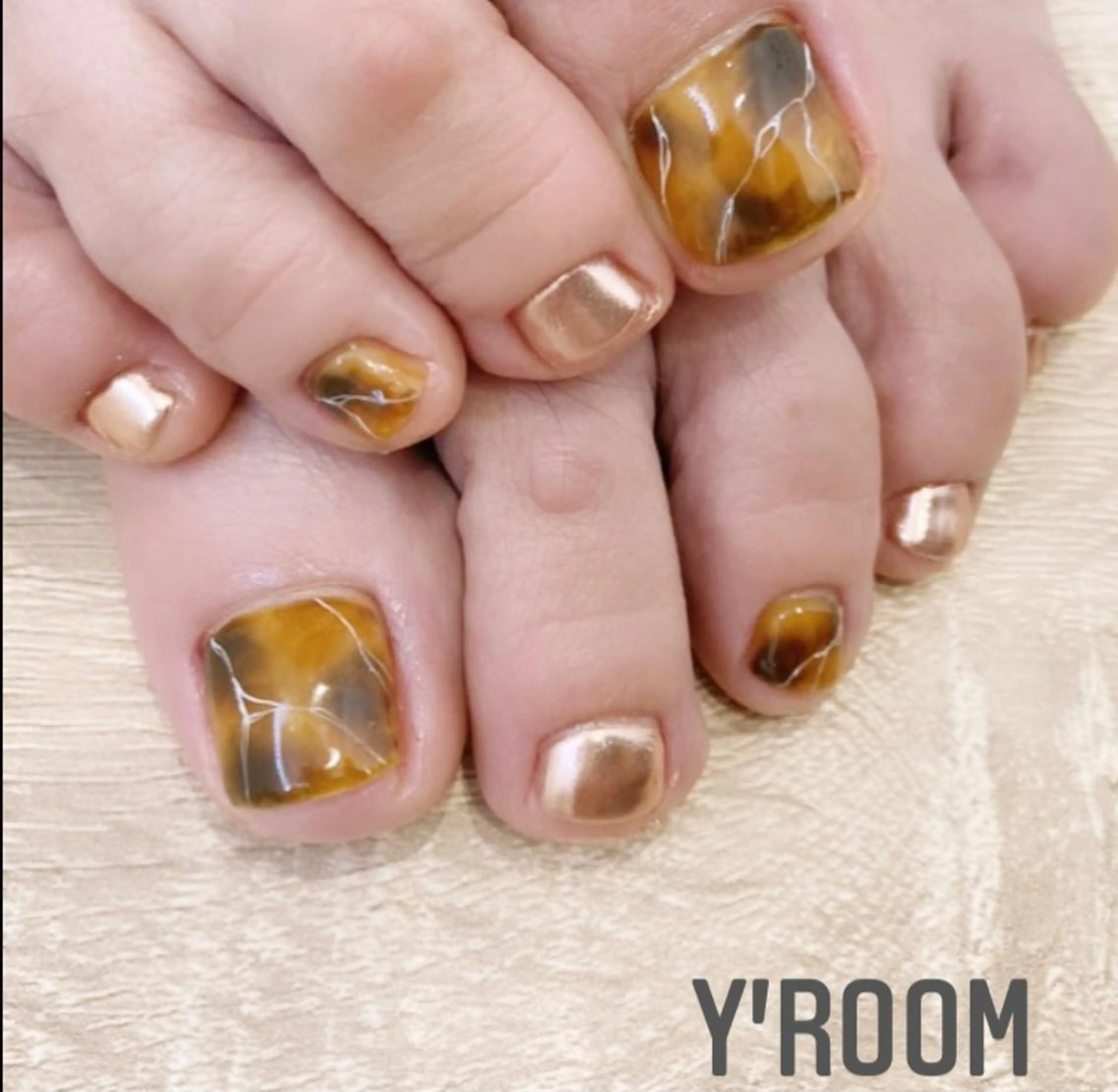 ネイル オーロラネイル べっ甲ネイル フラッシュネイル フットネイル ジェルネイル YUKA （ネイリスト）のネイルデザイン