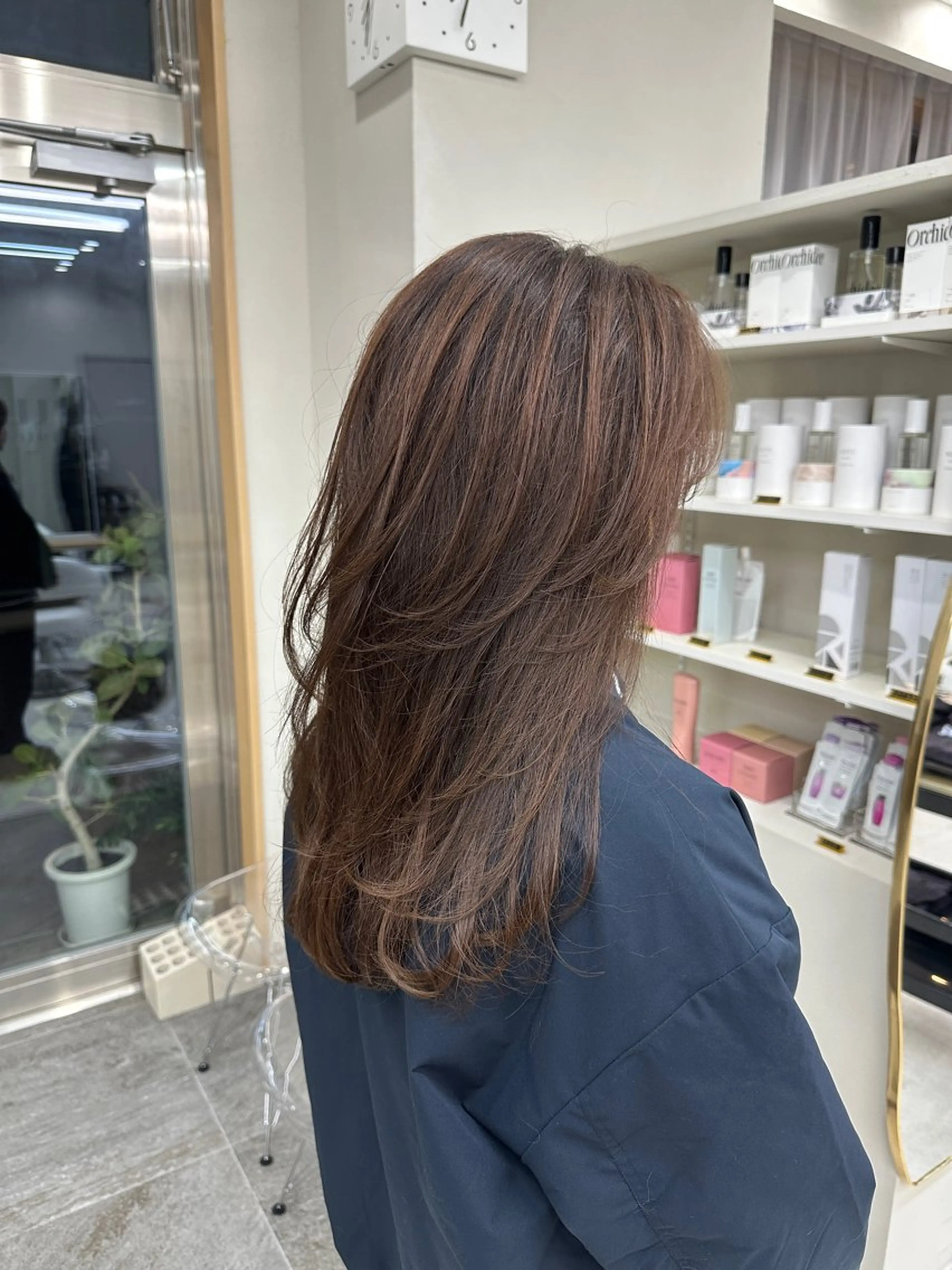 ミディアム レイヤーカット カット Aura所属・丸山 心 / 艶カラーのヘアスタイル