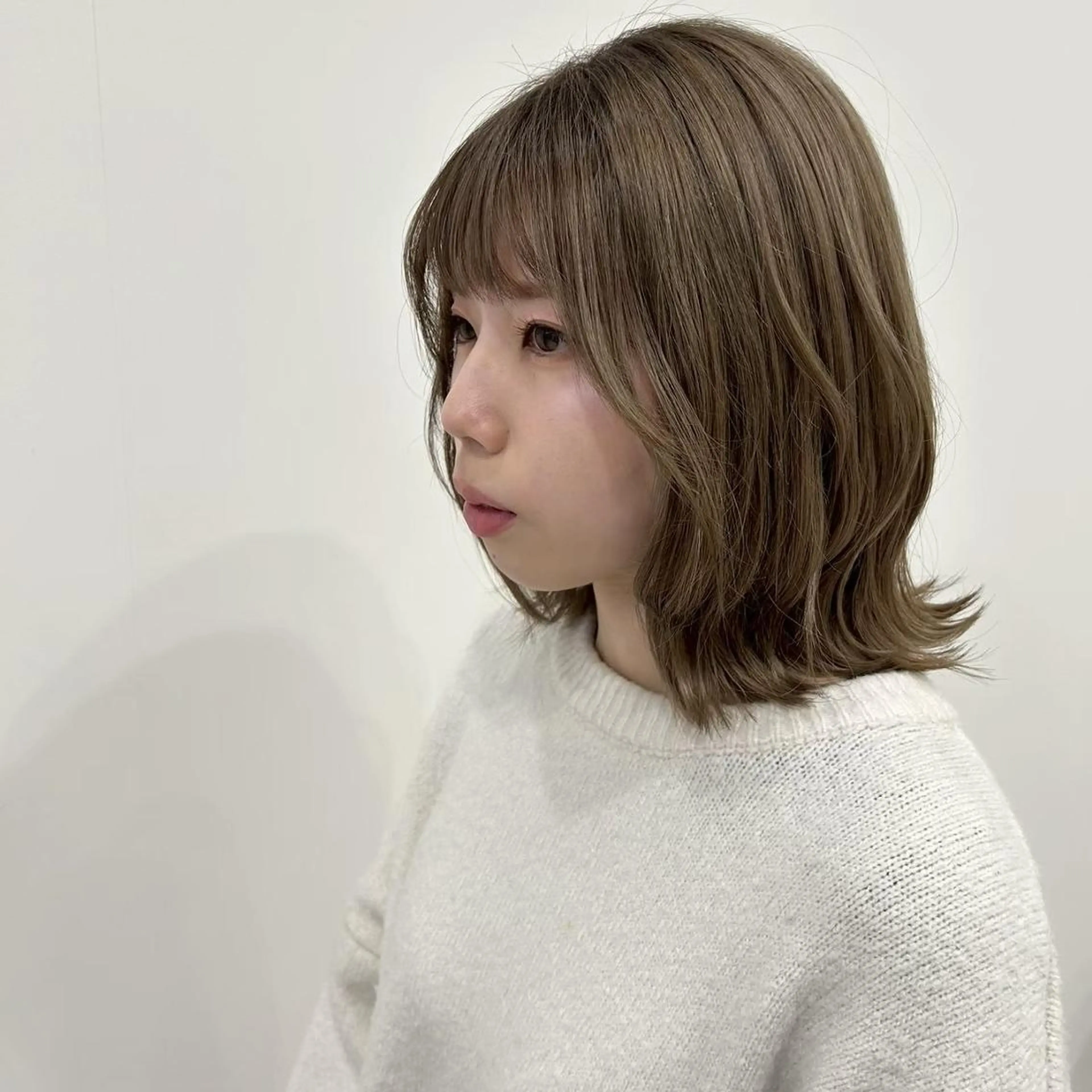 ミディアム カラー ヘアアレンジ パーマ ベージュカラー ブリーチ 透明感カラー グレージュ ブリーチなしカラー ヘアカラー 肥後 有紗のヘアスタイル