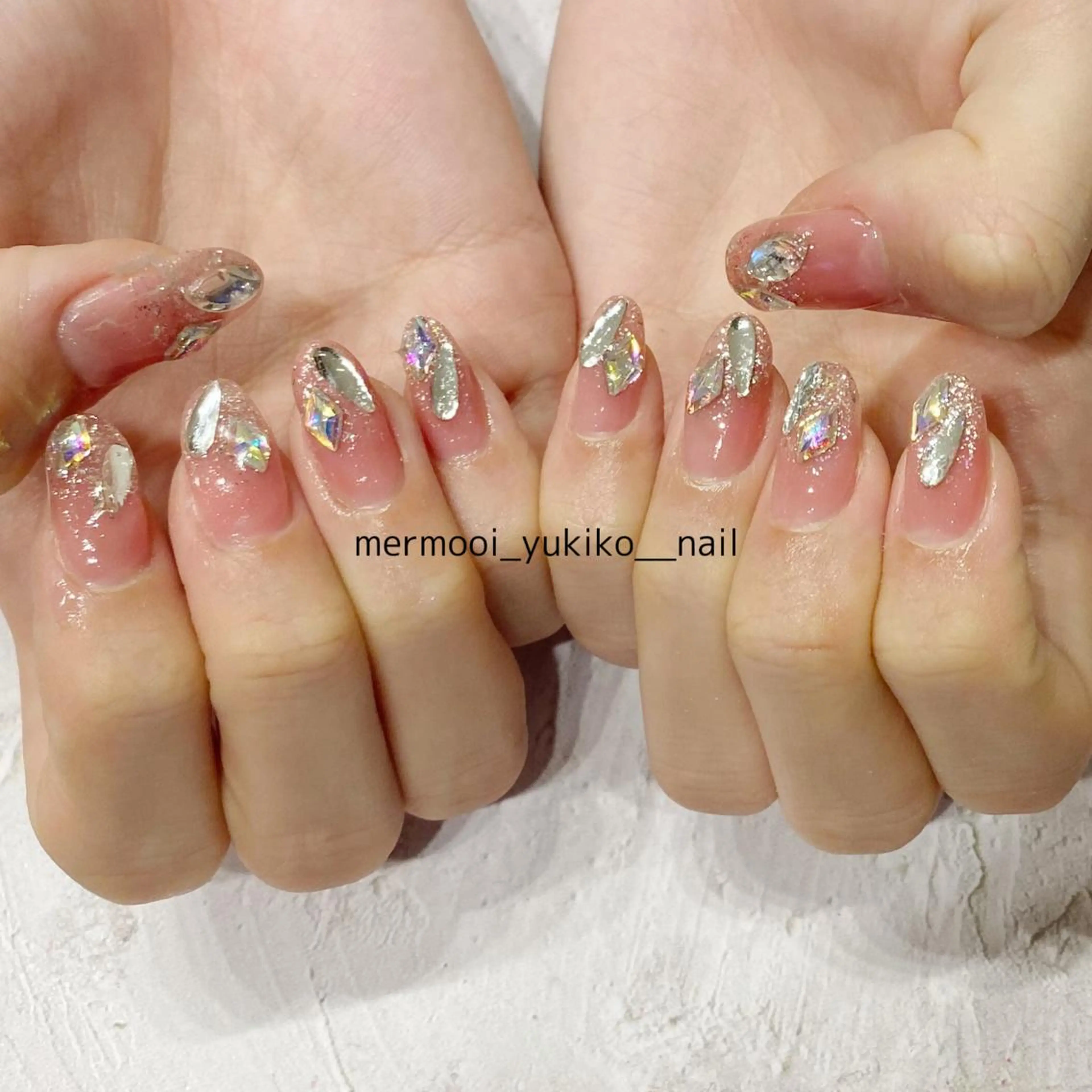 ネイル キラキラネイル 韓国ネイル ピンク ストーンネイル ネイルチップ ハンドネイル melu所属・melu yukikoのネイルデザイン