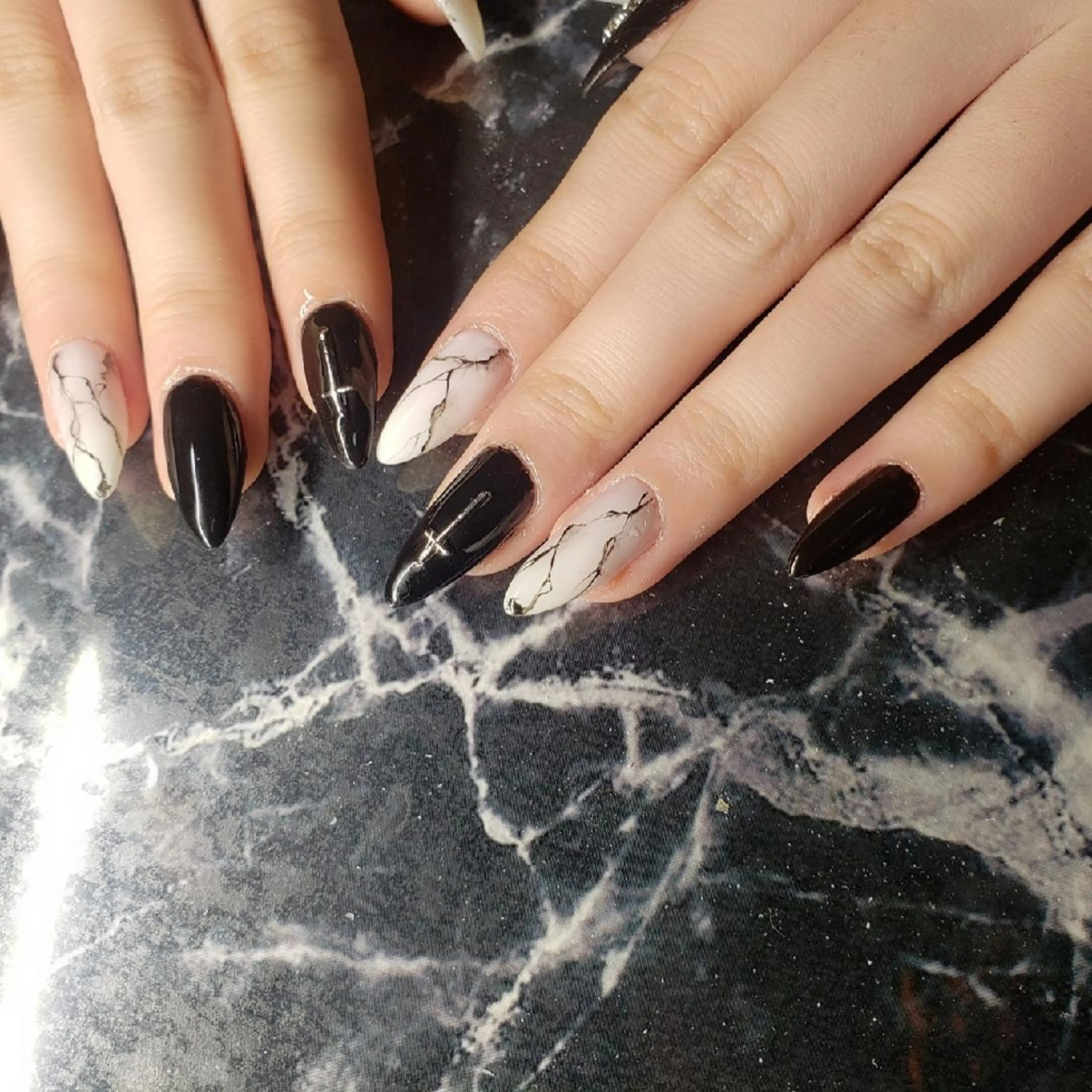 ミディアム ネイル クロキ 。のネイルデザイン