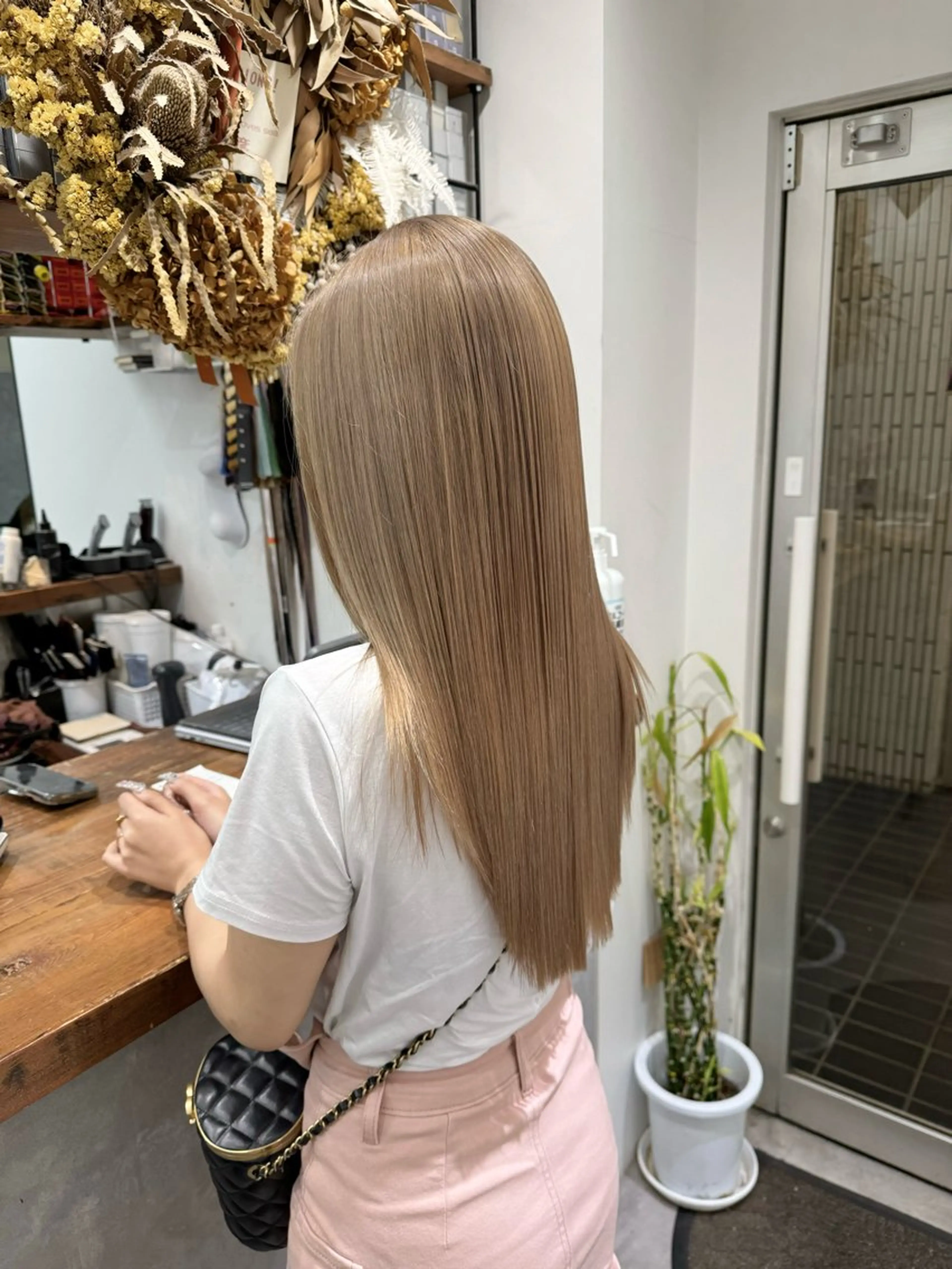 ロング カラー アッシュ ベージュカラー ミルクティーベージュ ヘアカラー .. meiのヘアスタイル