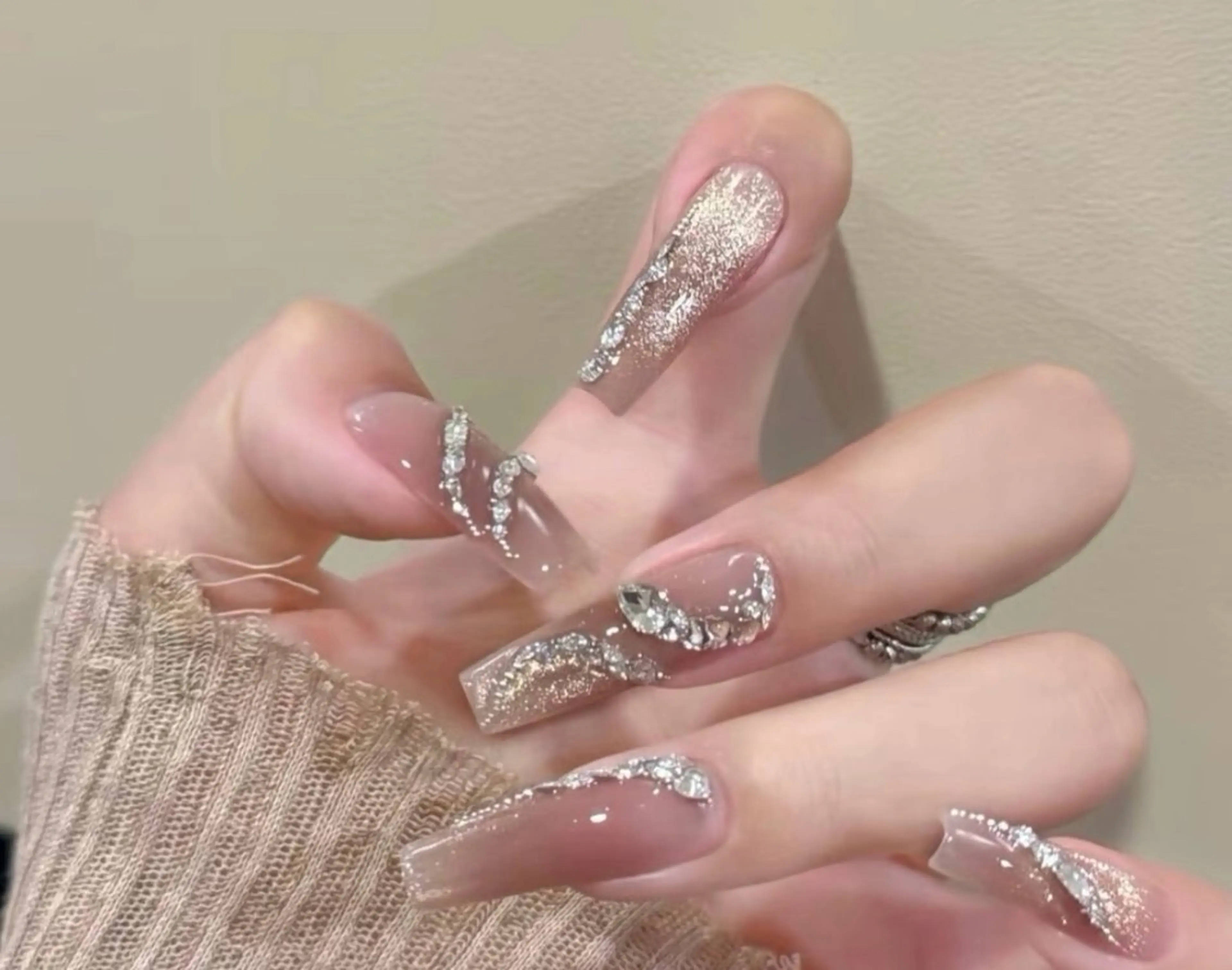 ネイル チークネイル 長さ出し フラワーネイル フレンチネイル ガーリー sun nail池袋 モデル募集のネイルデザイン