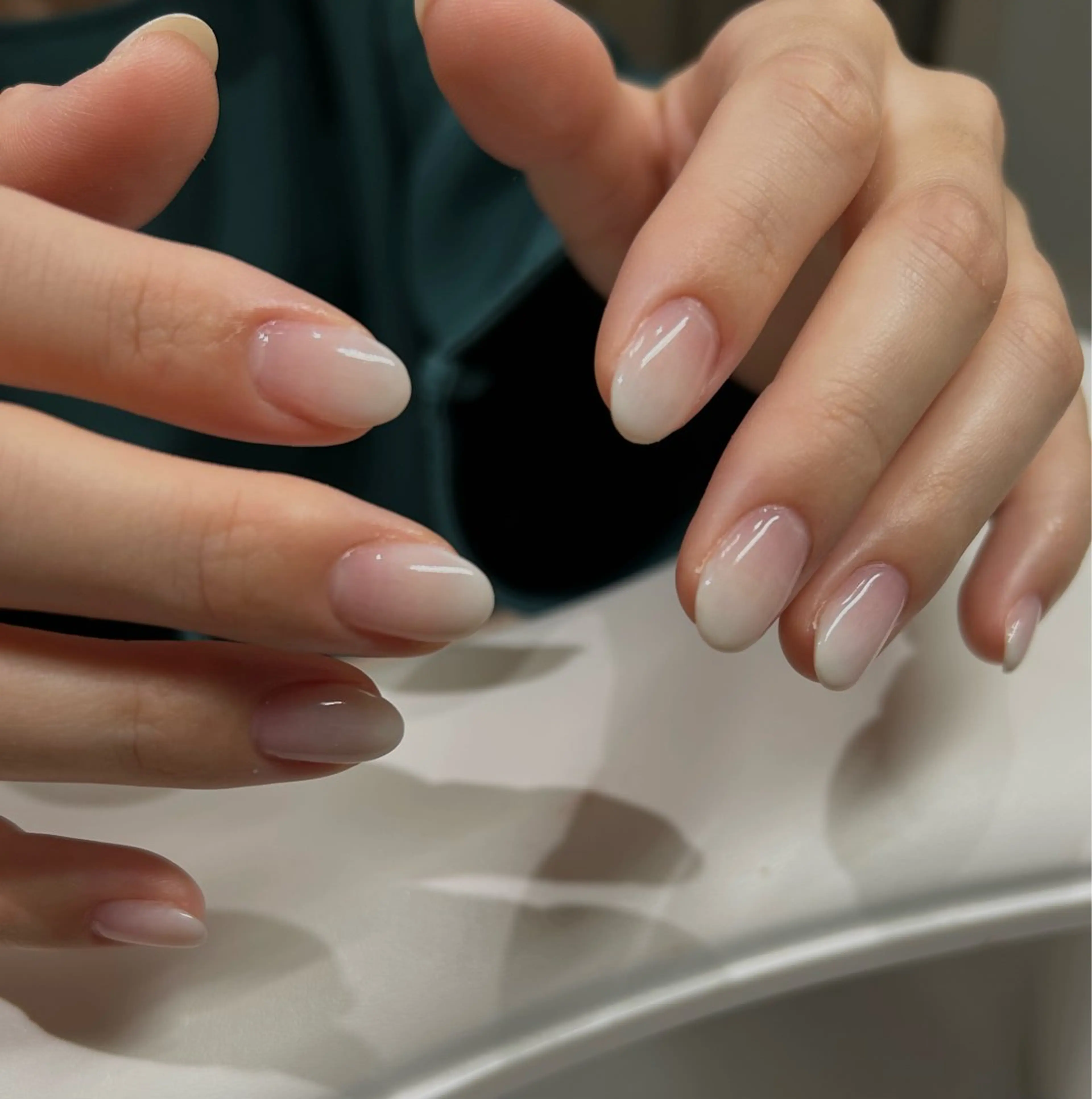 ネイル グラデーション ホワイト purple aster名駅店所属・purple Asterのネイルデザイン