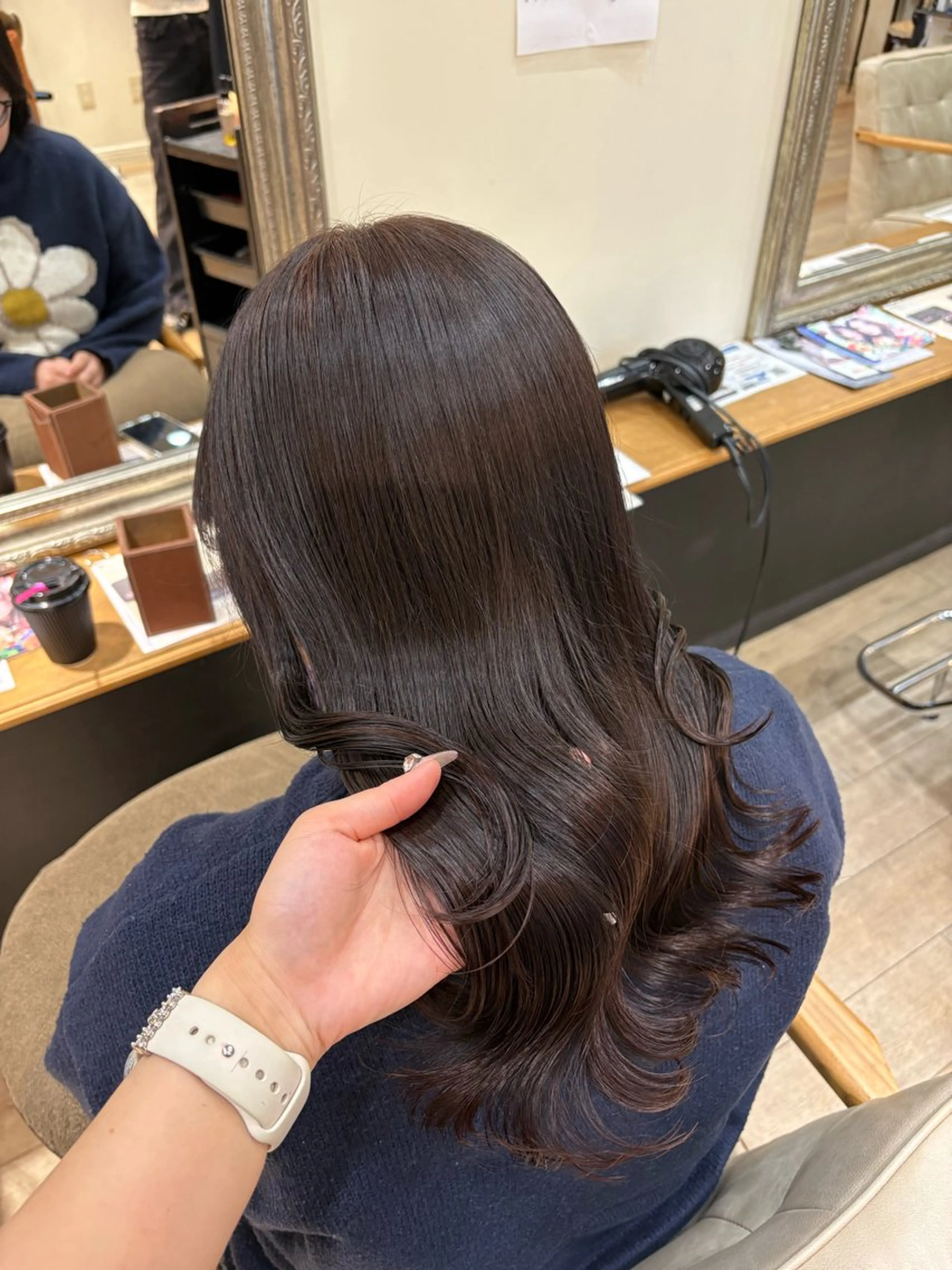 セミロング カラー ヘアカラー トリートメント しおり🍬 KOKORO🤍のヘアスタイル