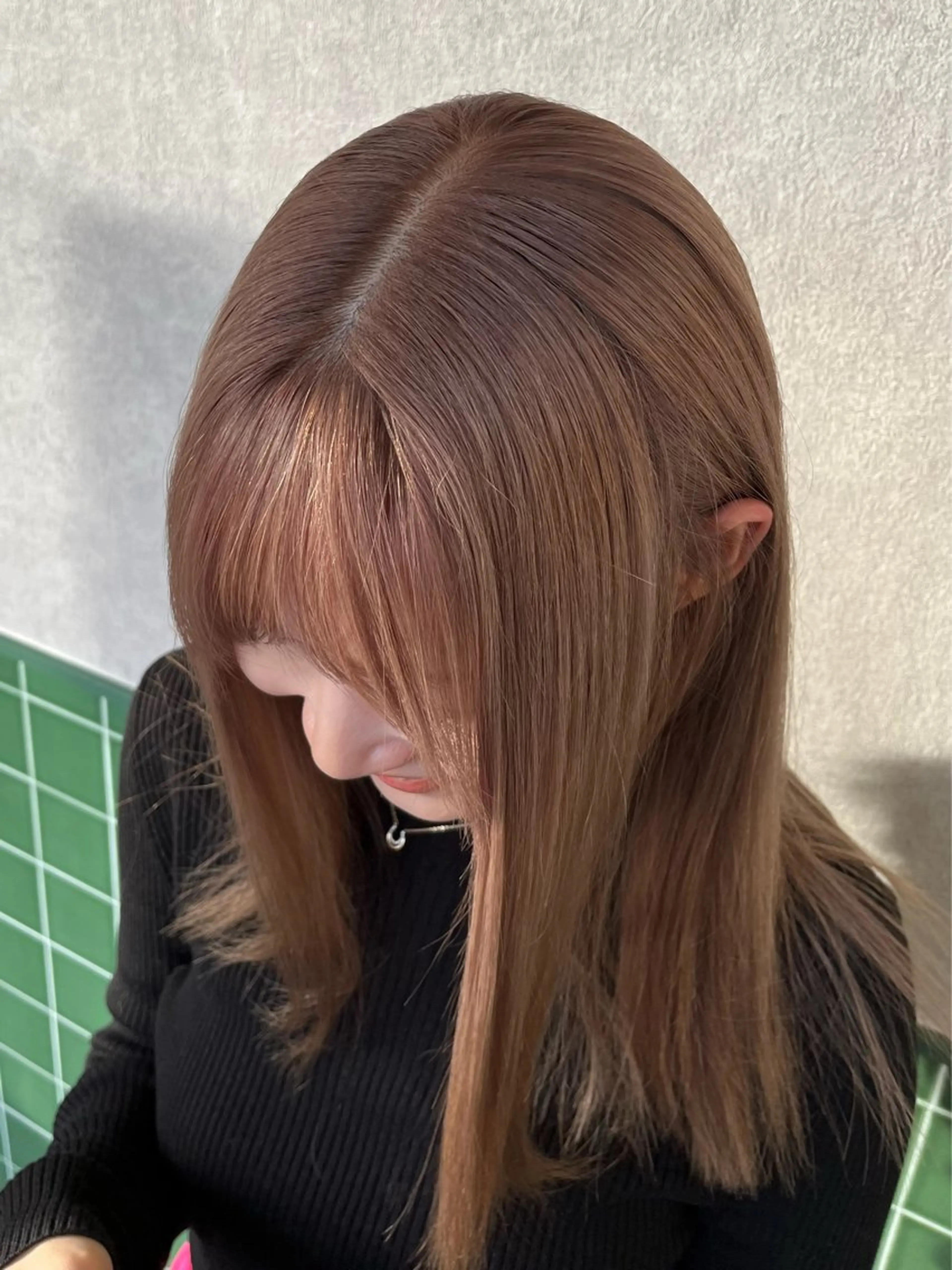 ミディアム カラー ベージュカラー ブリーチ ミルクティーベージュ ヘアカラー 本木下朋花/髪質 改善×ダブルカラーのヘアスタイル