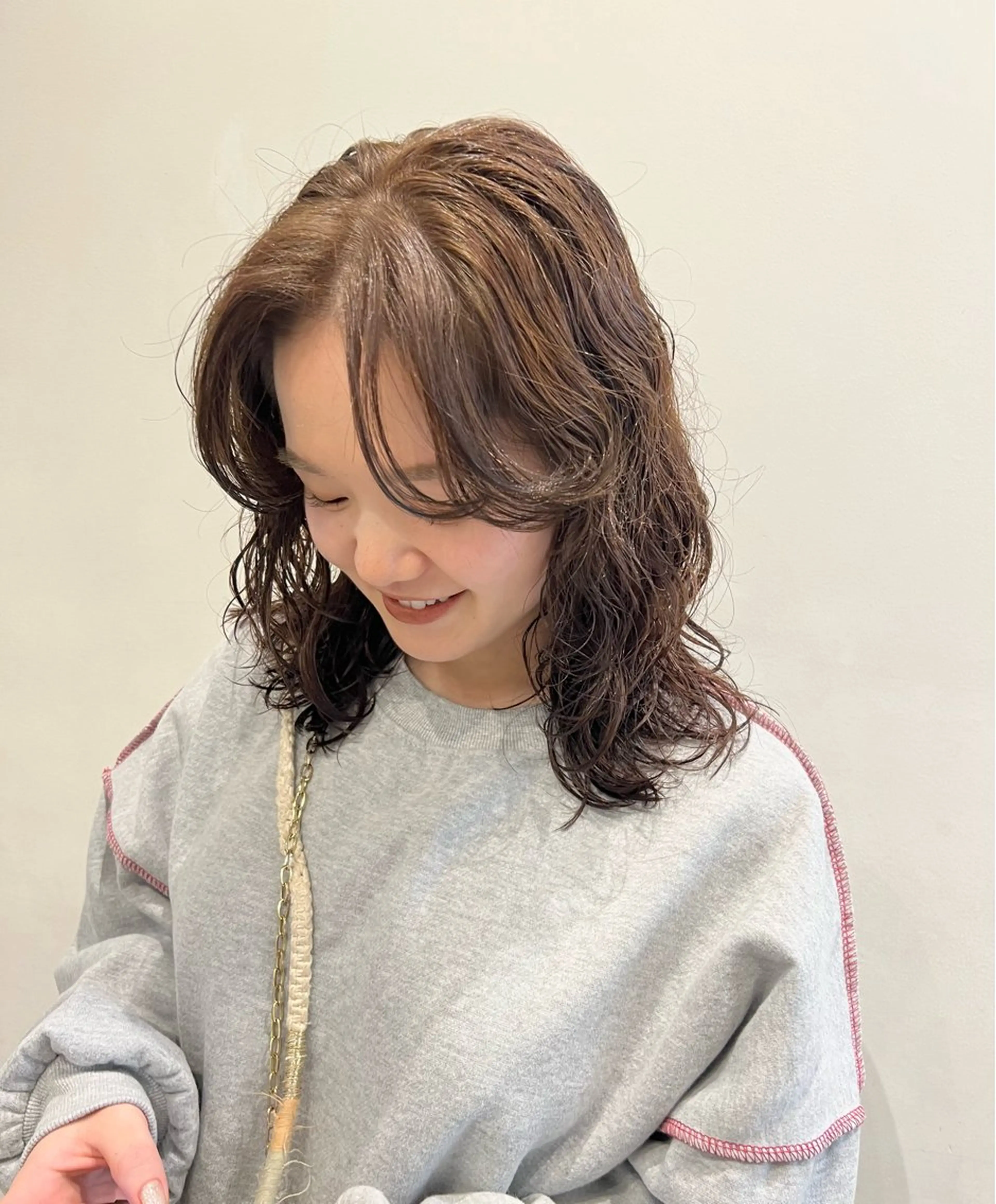 ミディアム カラー パーマ ミディアムパーマ ベージュカラー ブリーチ ブリーチなしカラー 吉川 陽菜のヘアスタイル