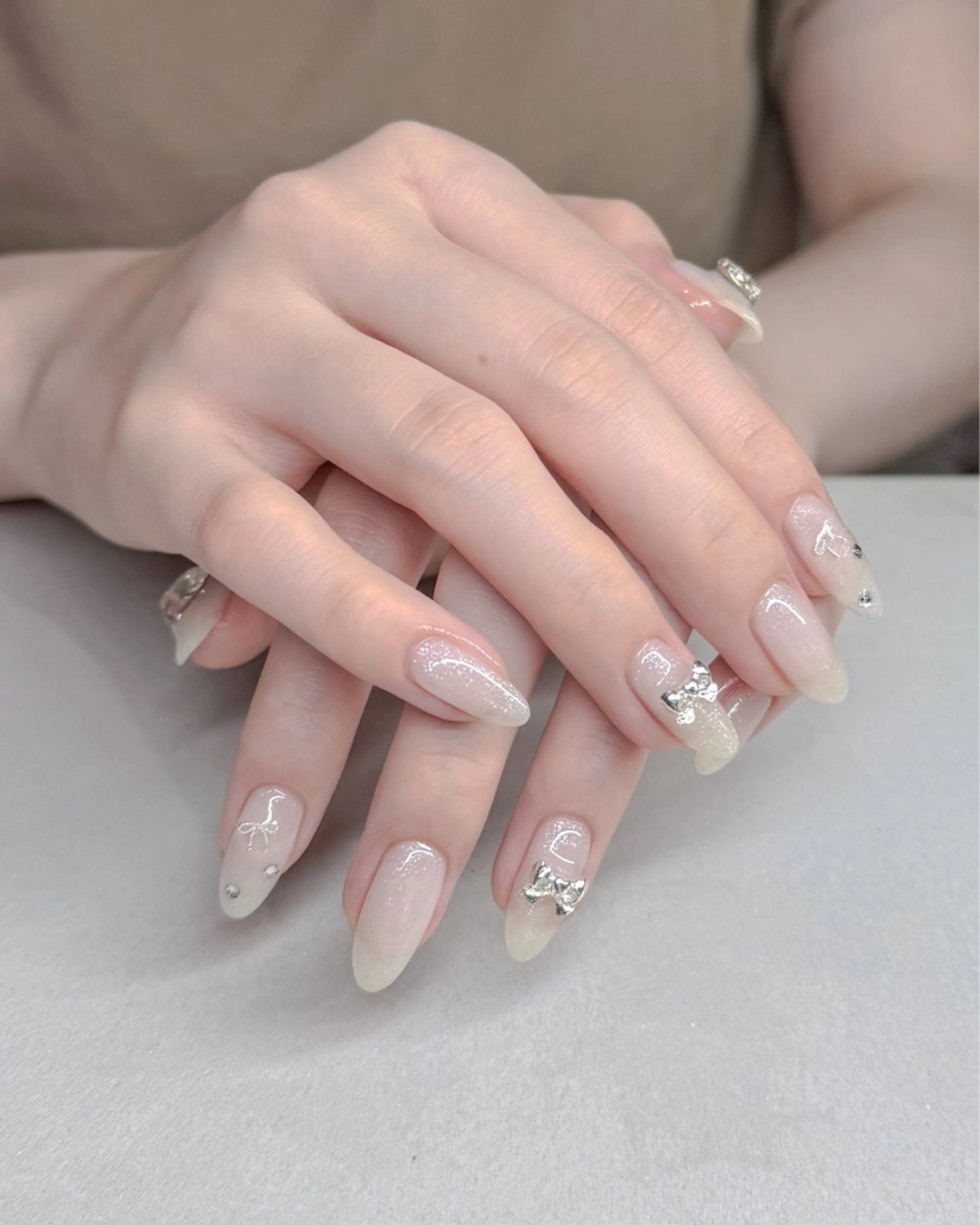 ネイル ストーンネイル ホワイト num-fi Aiのネイルデザイン