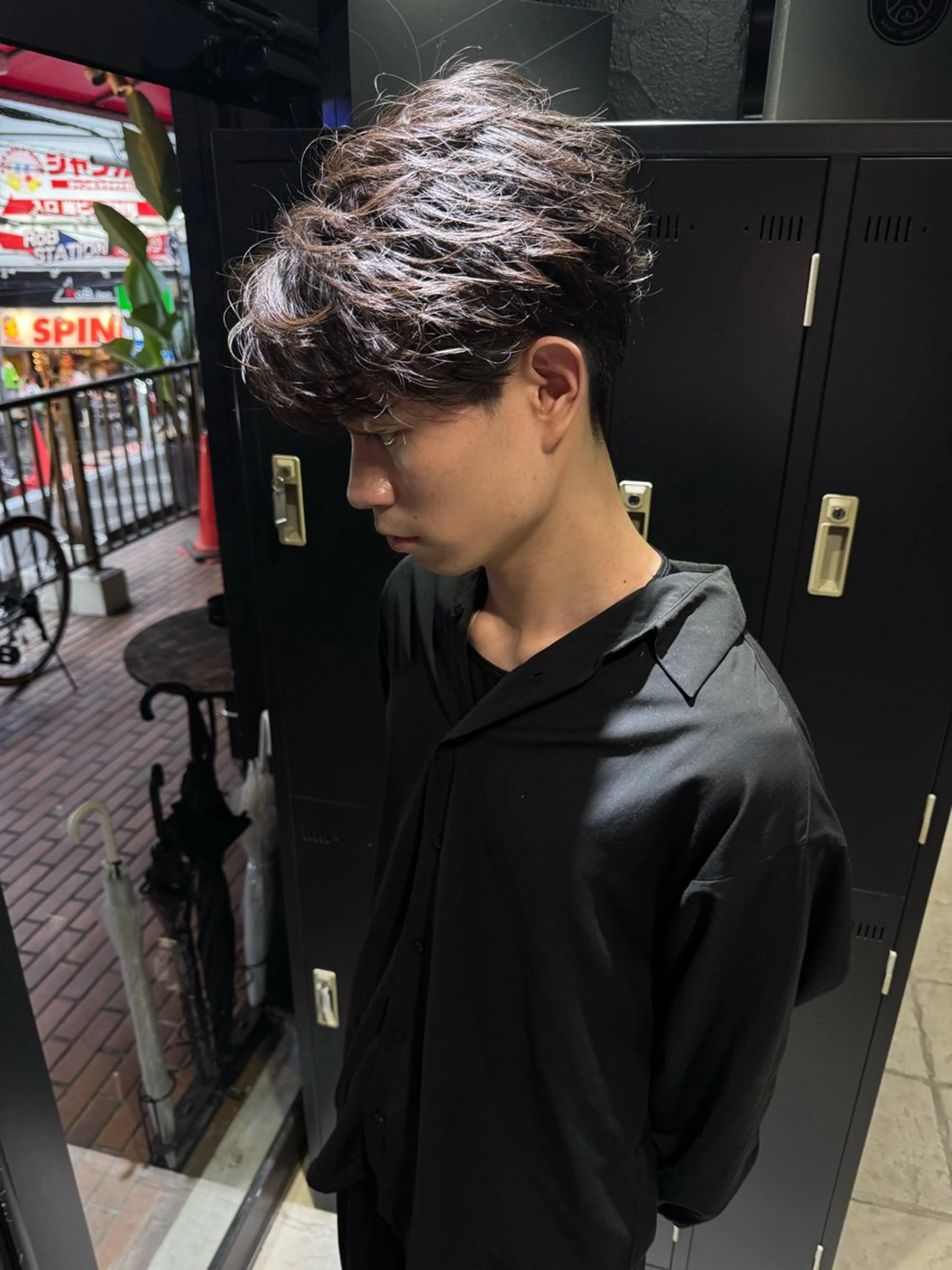 ショート パーマ ヘアアレンジ メンズ センターパート フェザーパーマ メンズパーマ カット パーマ メンズ専門 美容師✨ アメ村 堀江颯瑛のヘアスタイル