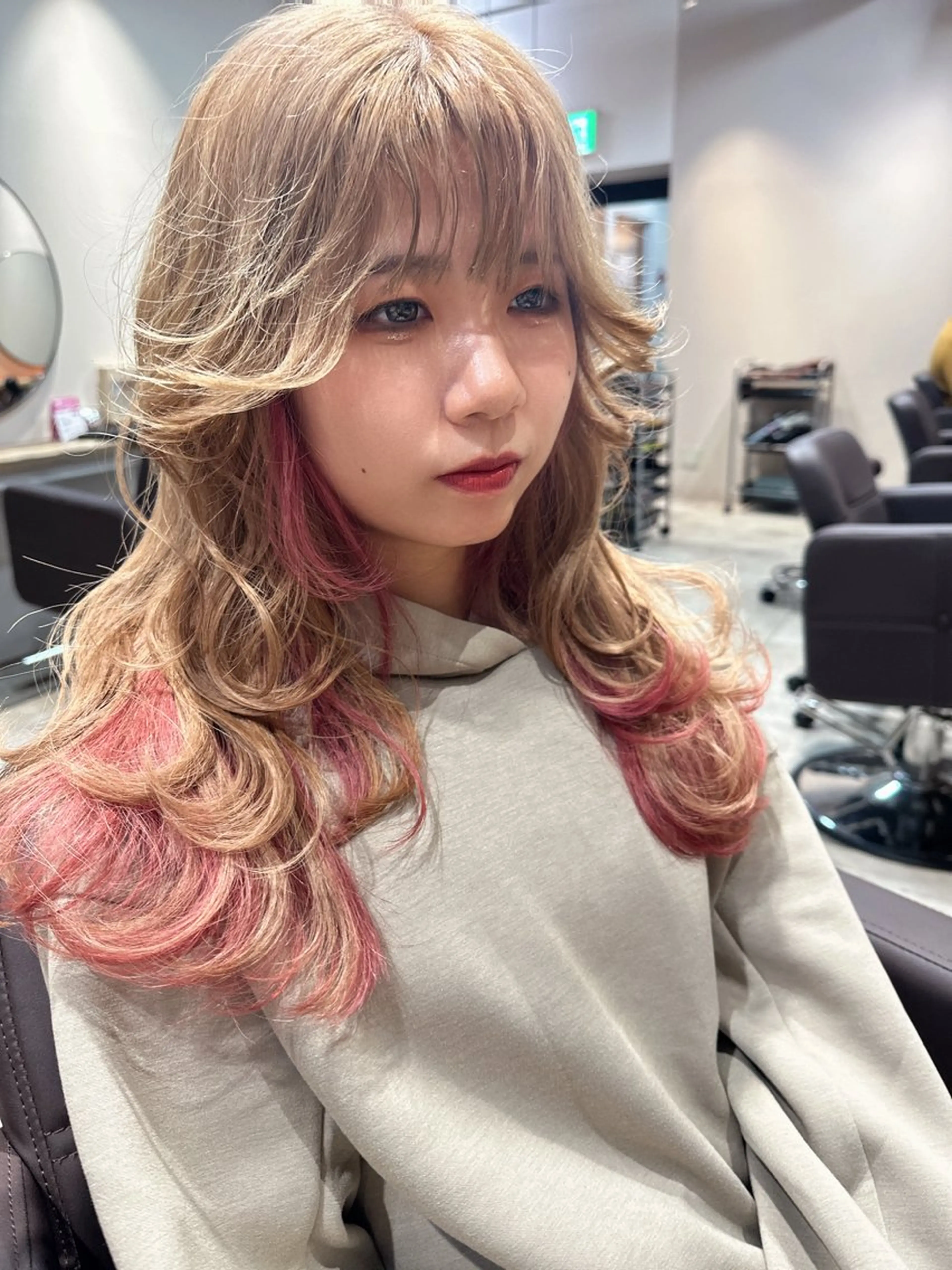 ロング カラー ベージュカラー ブリーチ ミルクティーベージュ ピンクカラー カット ヘアカラー トリートメント yu-kiハイトーン /ブリーチ無しカラーのヘアスタイル