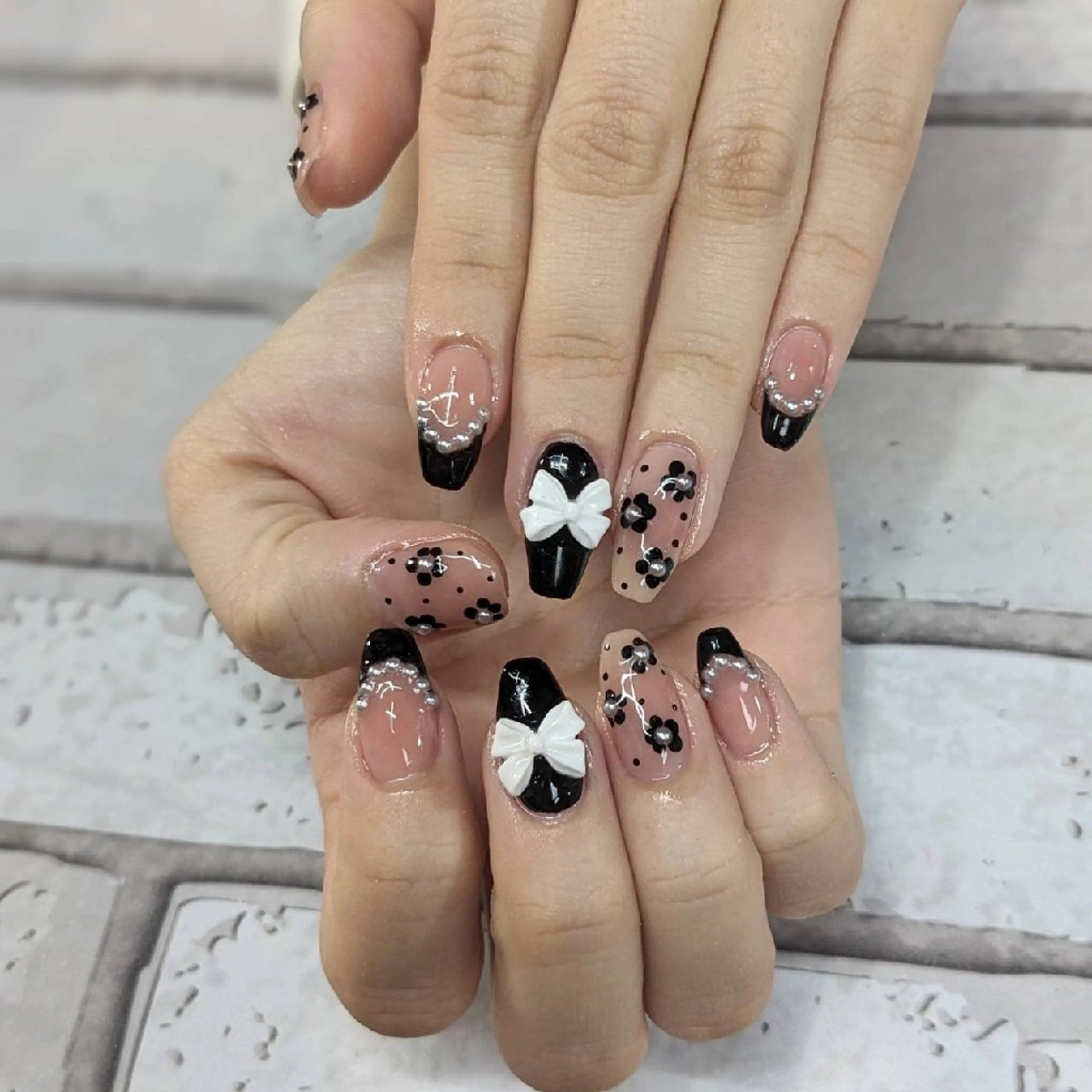 ネイル アートネイル ホワイト ハンドネイル ネイルサロンベルティ .keikoのネイルデザイン