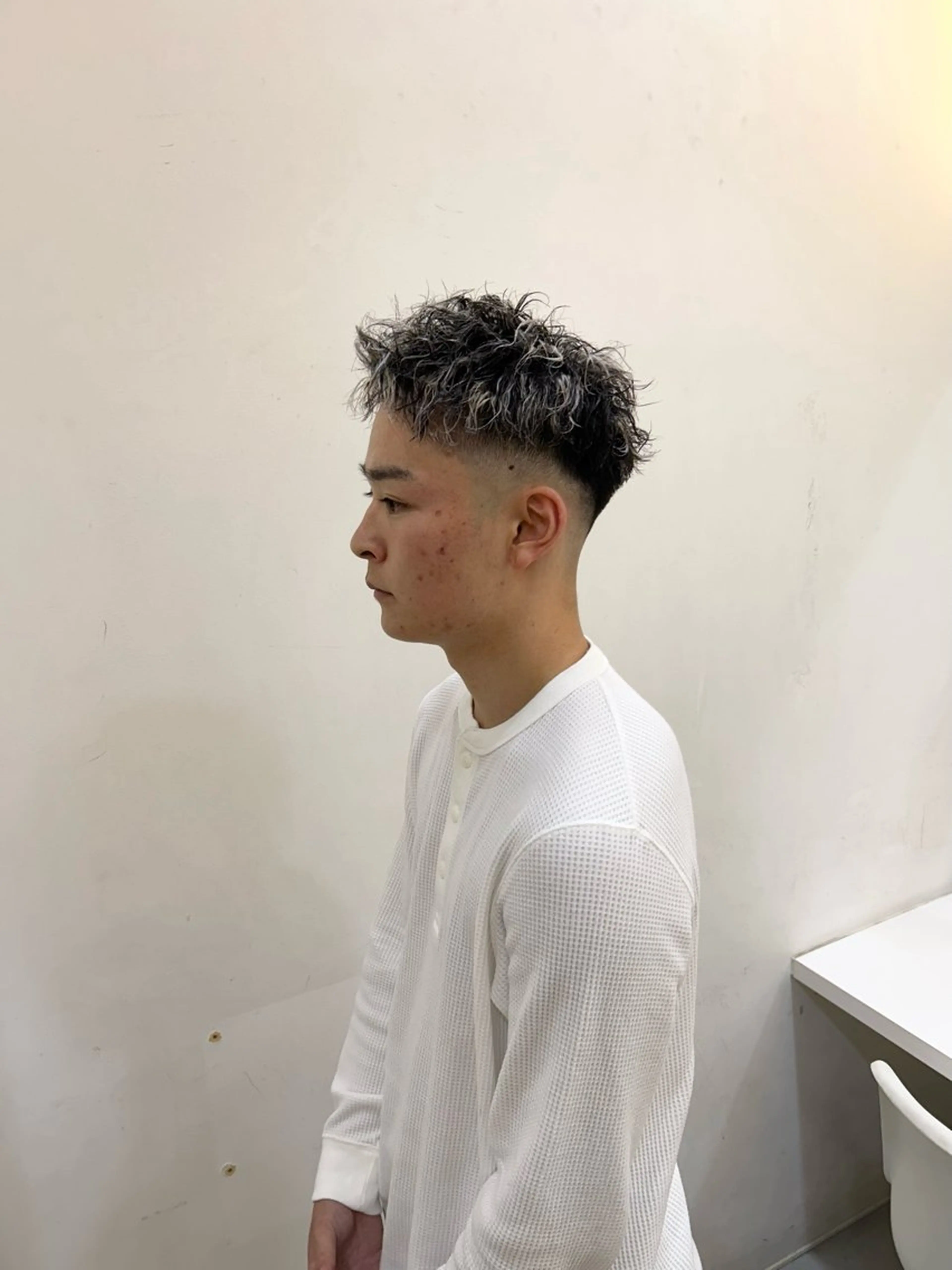 カラー パーマ メンズ メンズハイライト メンズパーマ メンズツイストパーマ ハイライトカラー ツイストパーマ カット ヘアカラー パーマ メンズパーマ/ フェード　Tumのヘアスタイル