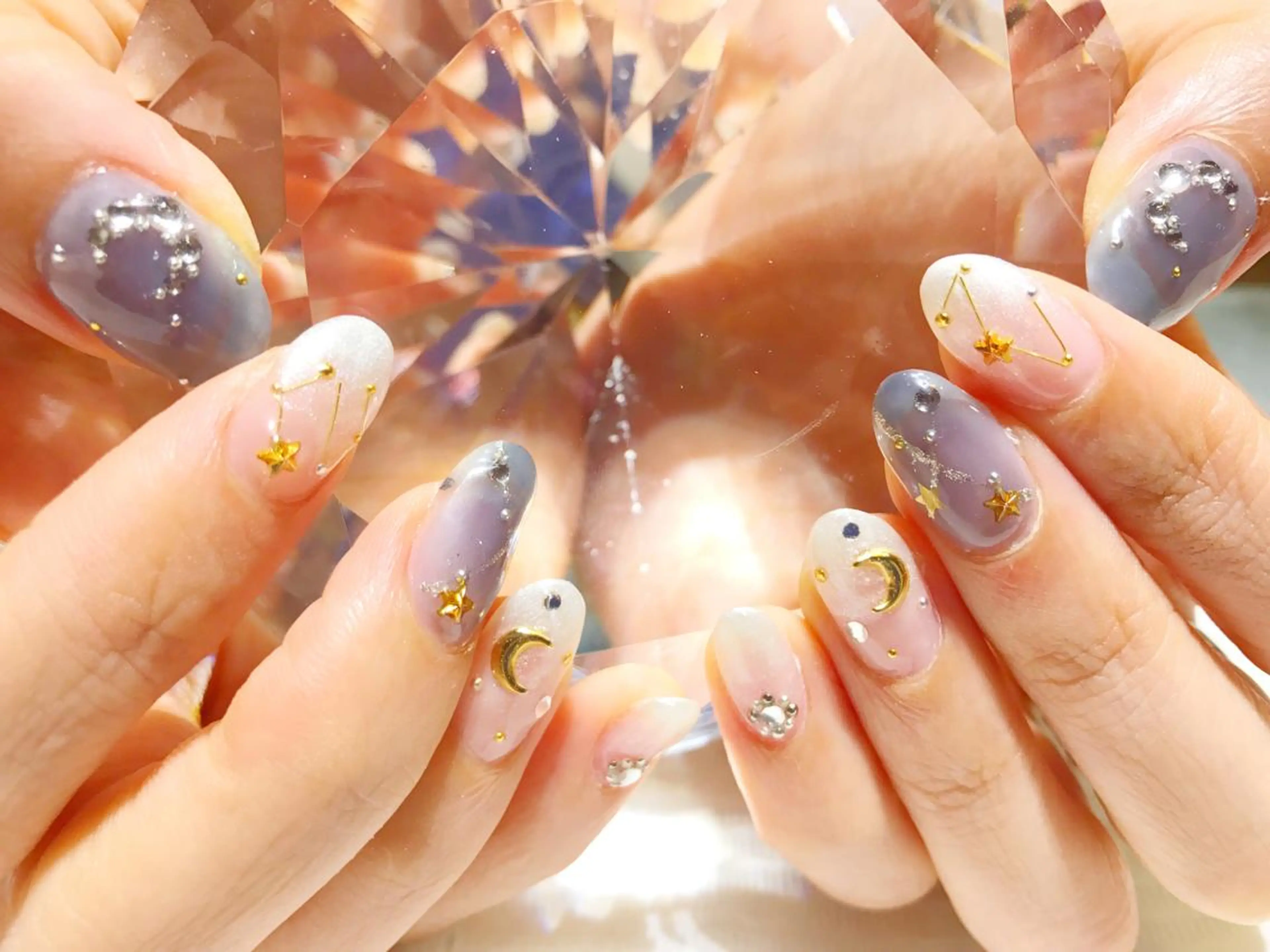 ネイル ブルー チークネイル グラデーション ホワイト YUN 💅のネイルデザイン