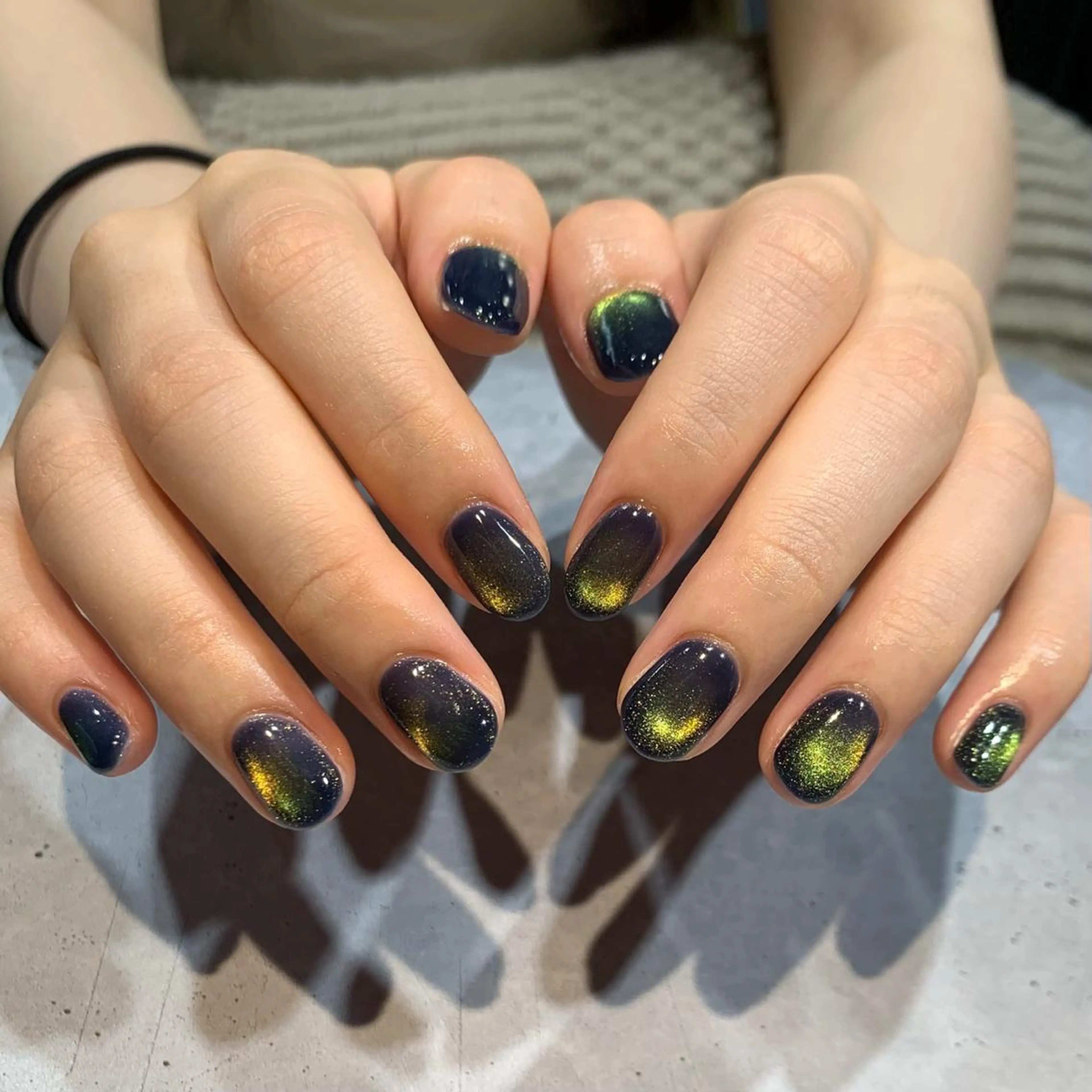 ネイル ネイビー 黄色 ハンドネイル nailist Chisakiのネイルデザイン