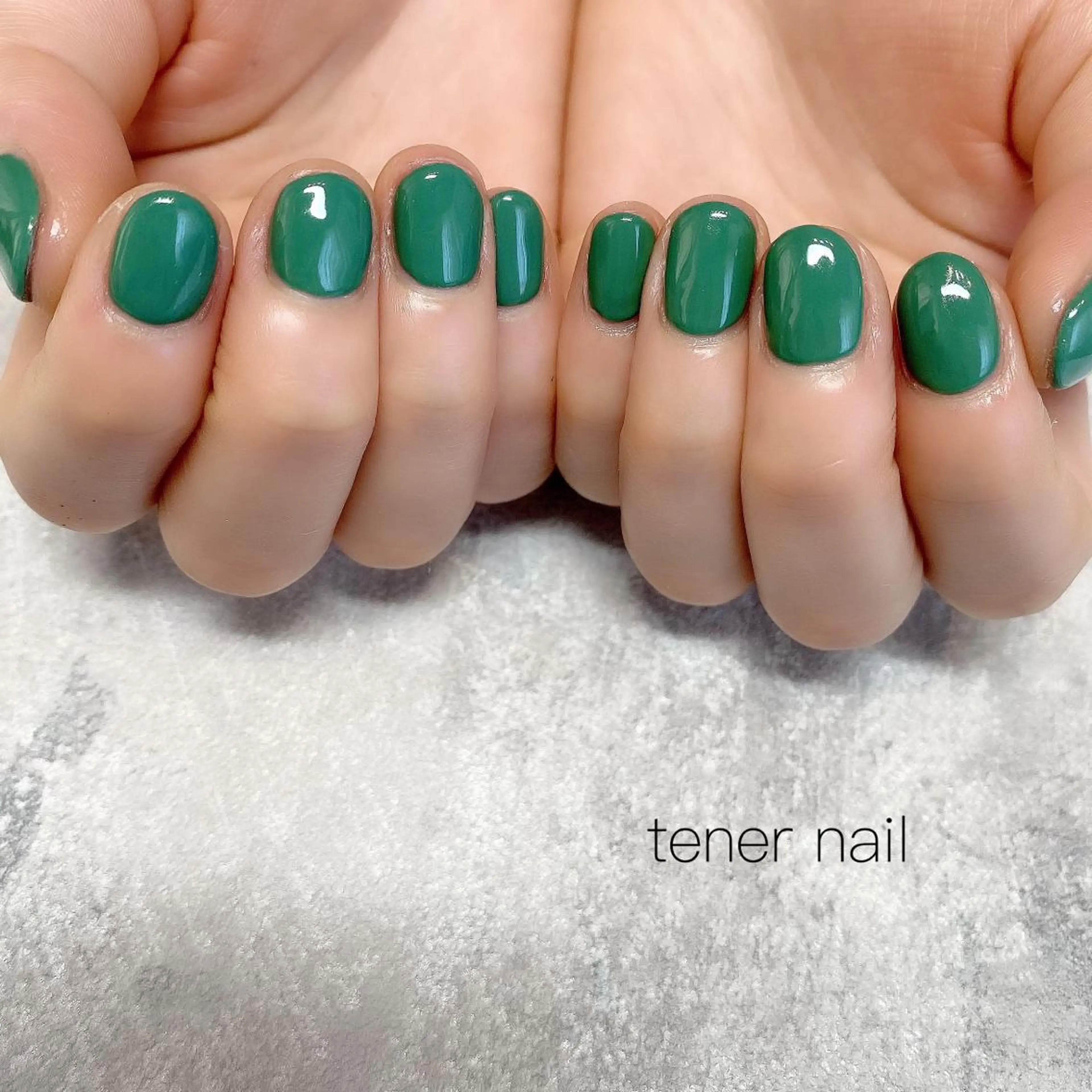 ネイル グリーン ワンカラーネイル ぷっくりネイル tener  nail  テネルネイル所属・テネルネイル tener nailのネイルデザイン