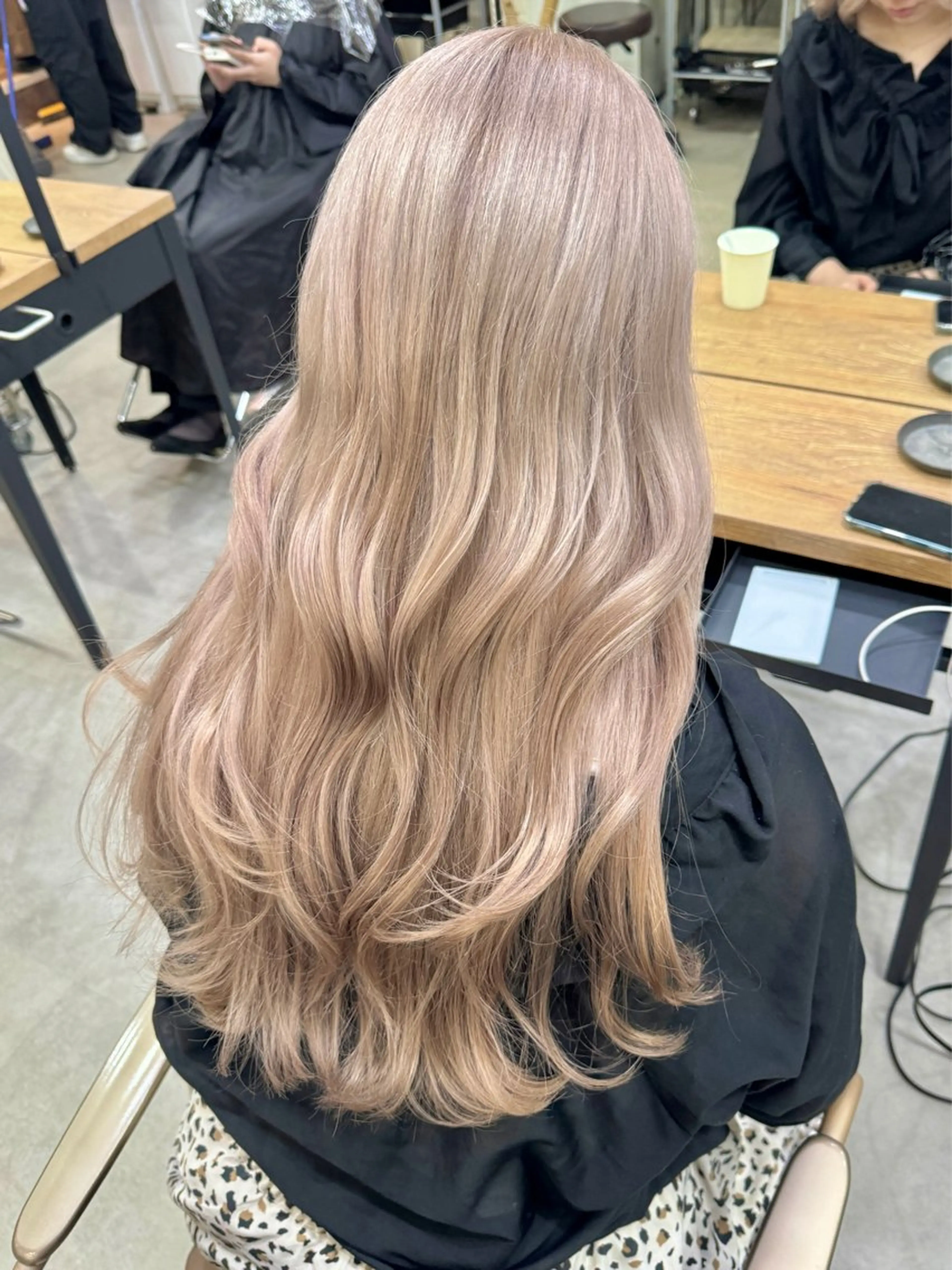 ロング カラー ベージュカラー ミルクティーベージュ ヘアカラー トリートメント 切りっぱなしボブ/ ブリーチカラー/大塚のヘアスタイル