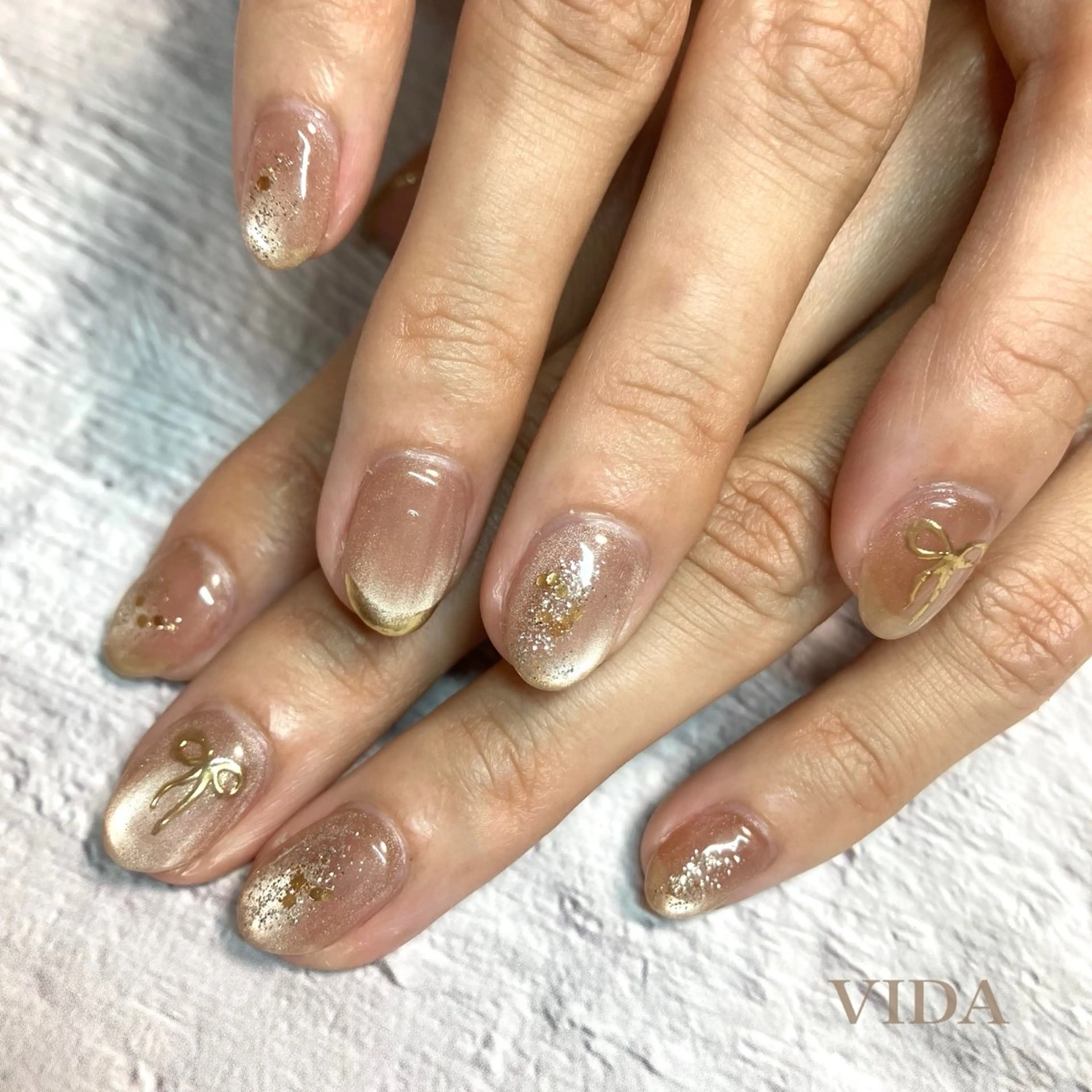 ネイル ゴールド キラキラネイル ニュアンスネイル リボン ハンドネイル private salon VIDAのネイルデザイン