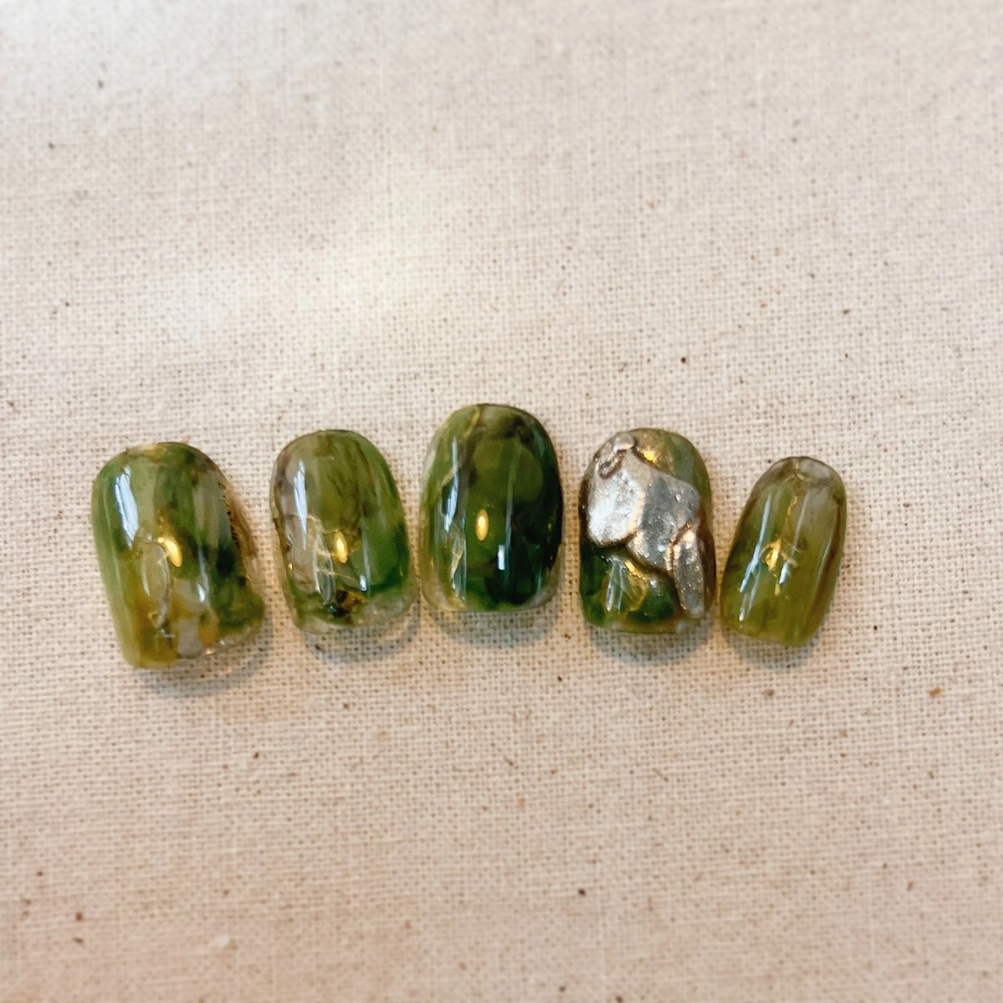 ネイル グリーン ミラーネイル ニュアンスネイル ハンドネイル pointillé .ayaのネイルデザイン