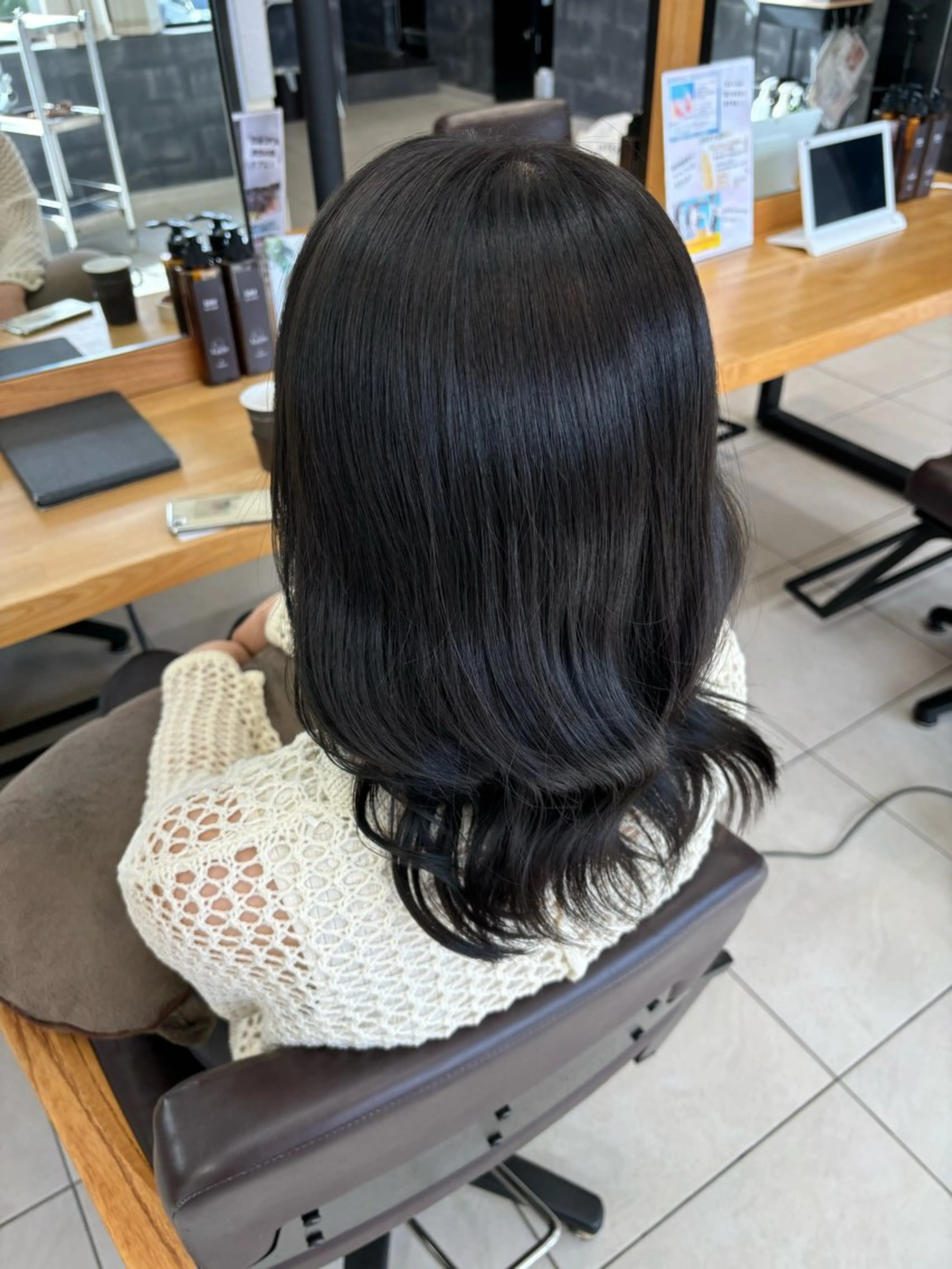 ミディアム カラー 伊藤 杏奈のヘアスタイル