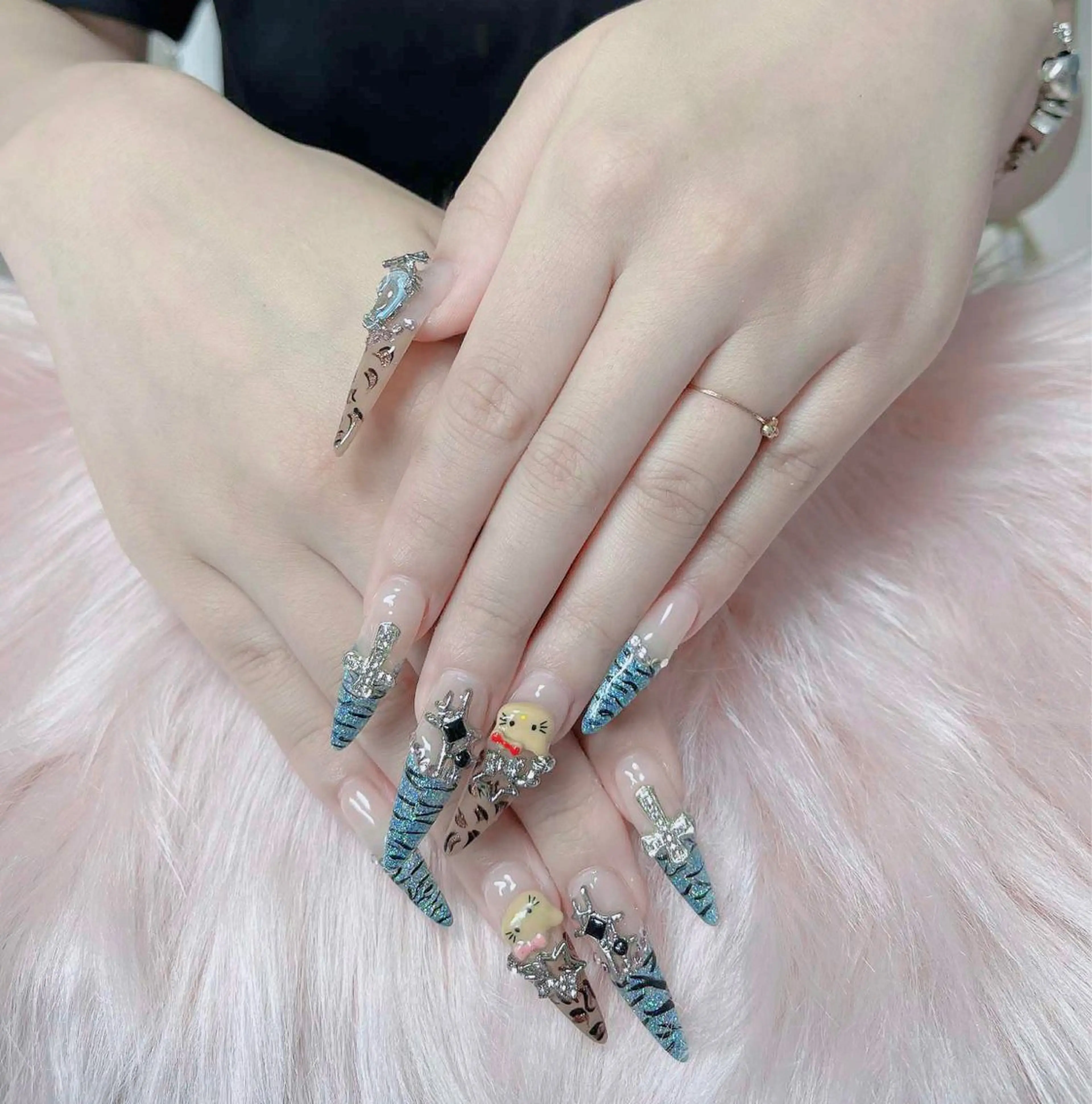 ネイル オーロラネイル フレンチネイル ジェルネイル ハロウィン キラキラネイル ハンドネイル H.baby Nail Salonのネイルデザイン