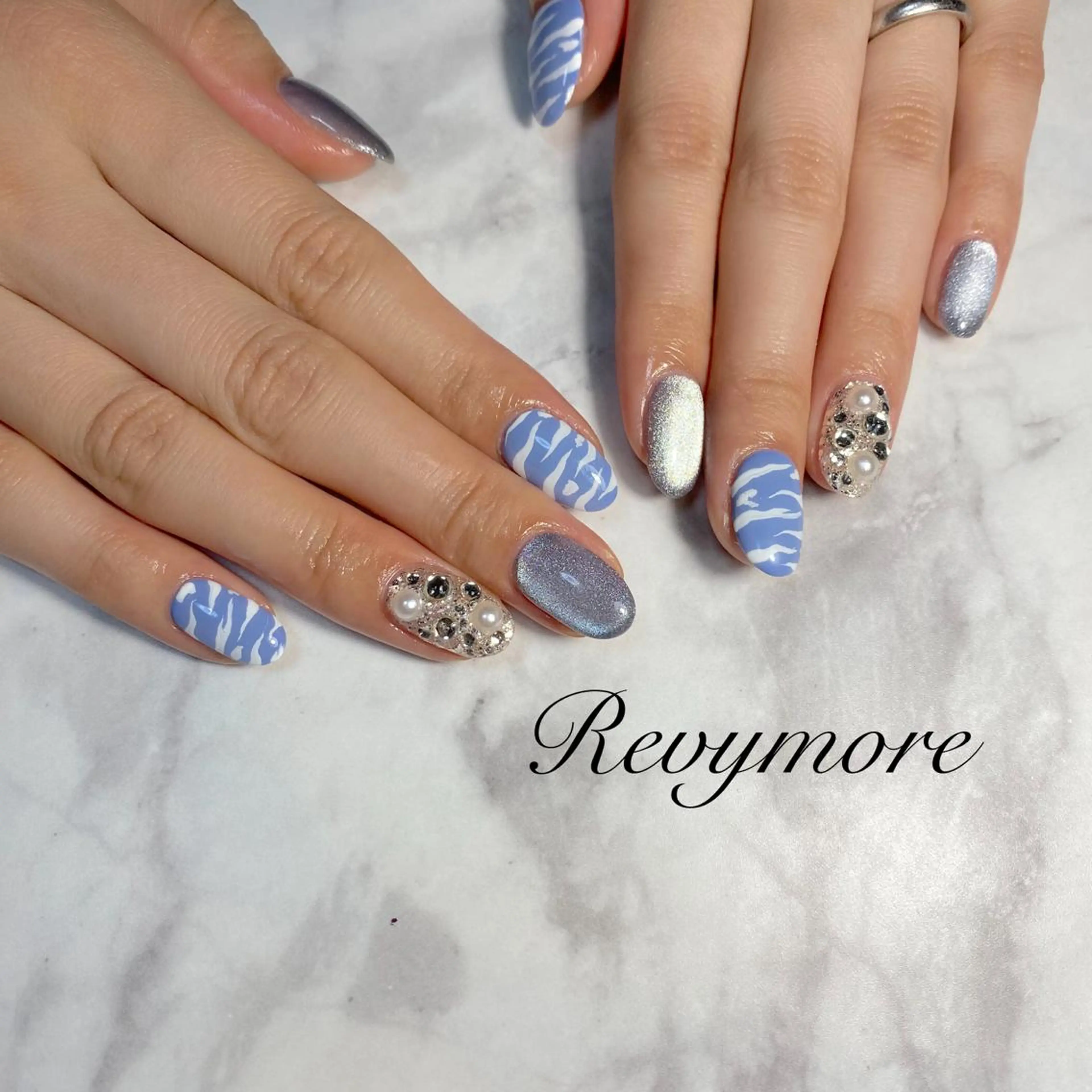 ミディアム ネイル 韓国風ヘア アニマル柄 ジェルネイル キラキラネイル 韓国ネイル nail salon Revymore所属・nail salon Revymoreのネイルデザイン