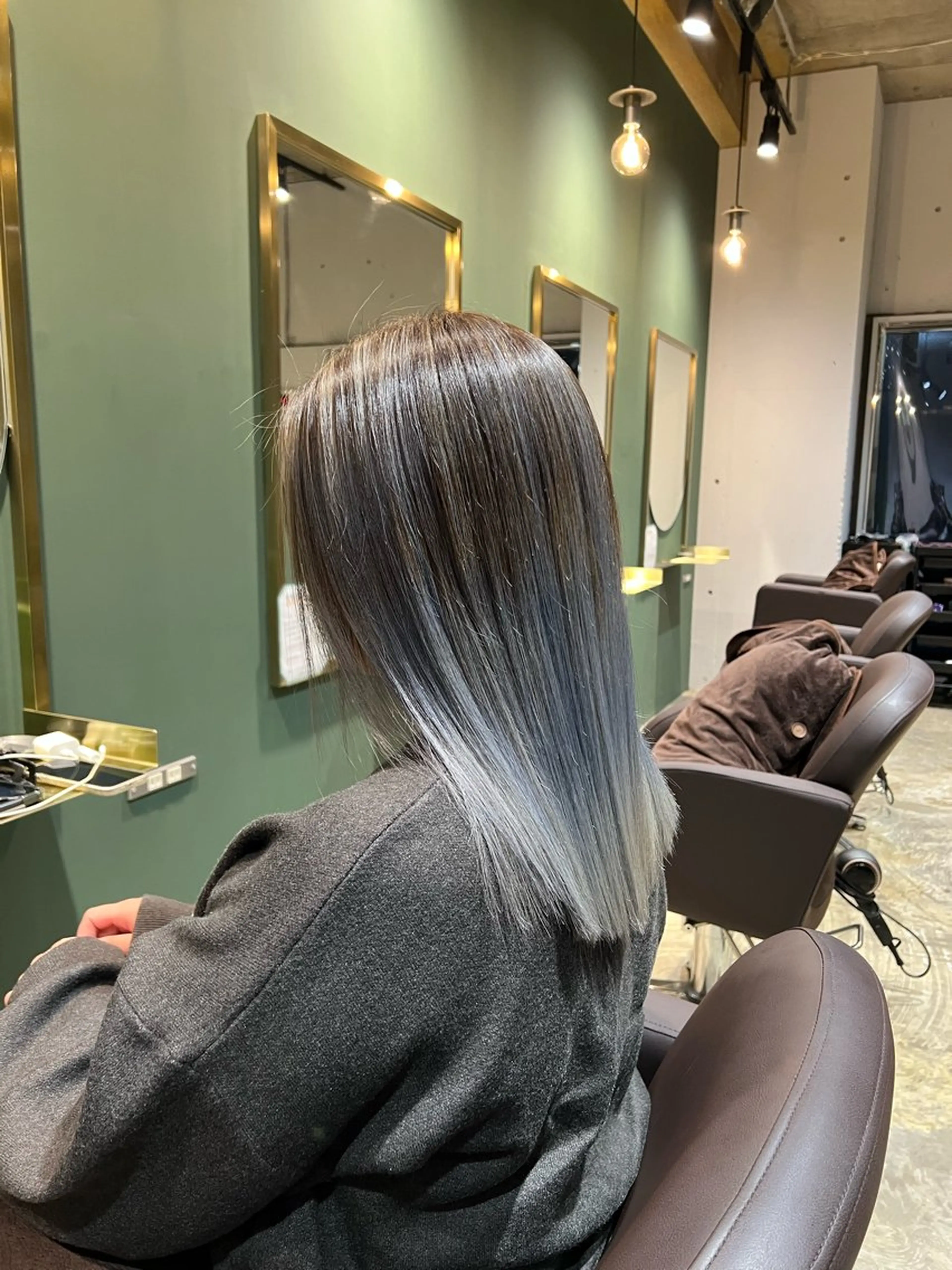 ミディアム カラー アッシュ アッシュグレー バレイヤージュ ブリーチ レイヤーカット ヘアカラー トリートメント ヘッドスパ カラースペシャリスト しょう🧑🏼‍🎨のヘアスタイル
