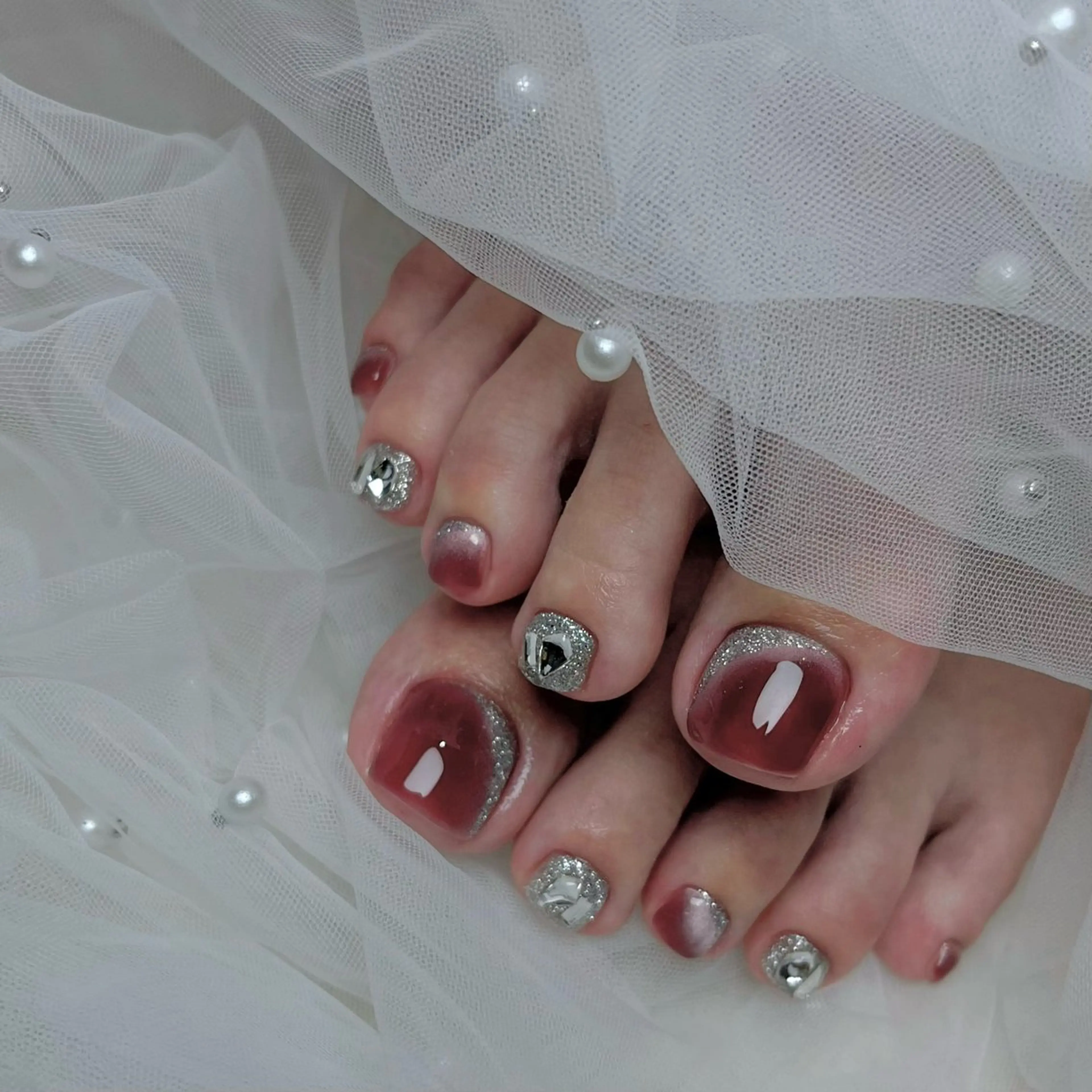 ネイル フットネイル フレンチネイル ジェルネイル ラメ(グリッター) ラメグラデーション フットネイル NEO Beauty Salon所属・𝐍𝐄𝐎 𝐉𝐔𝐑𝐈のネイルデザイン