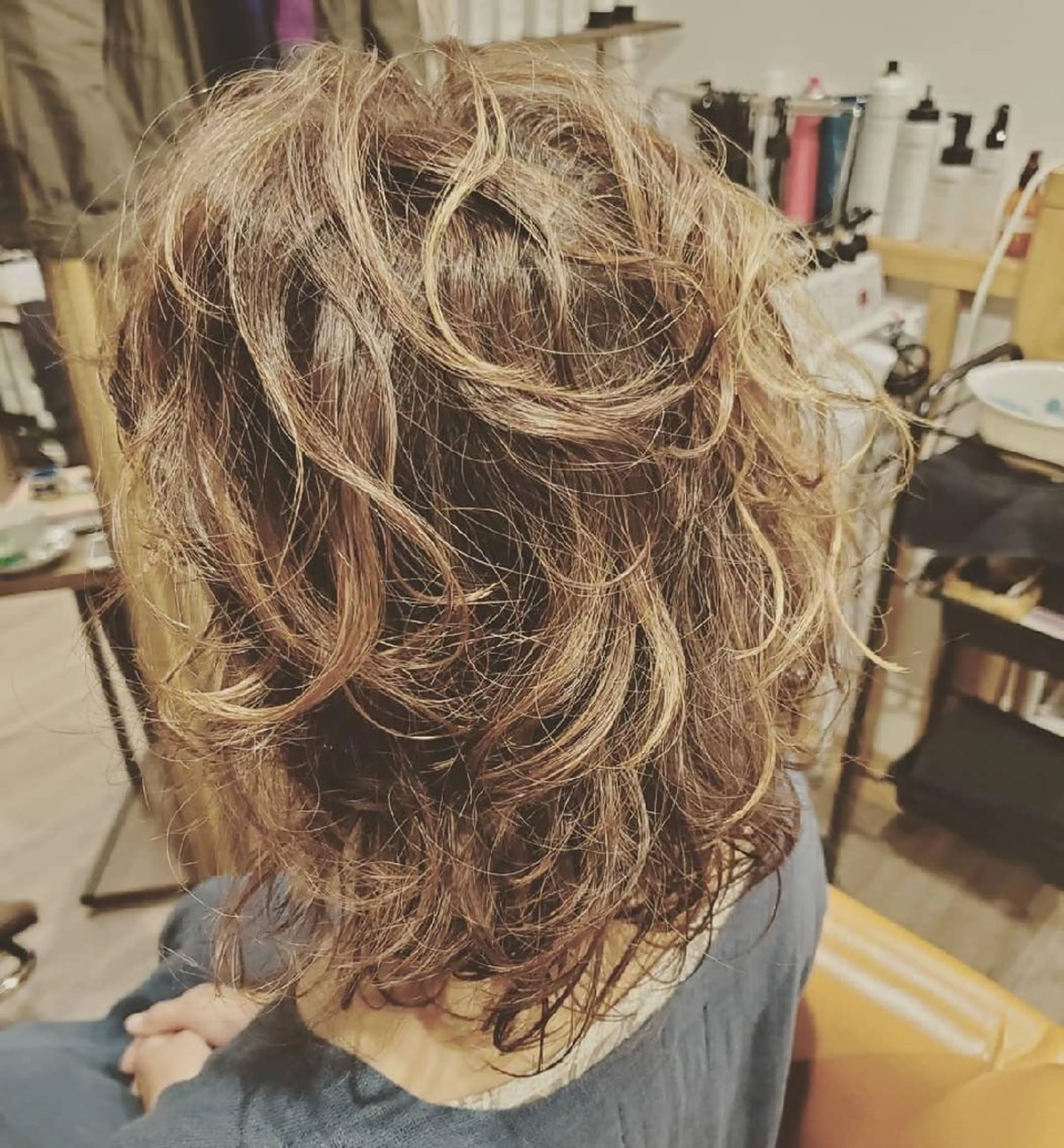 ミディアム パーマ ミディアムパーマ 外国人風カラー ハイライト トリートメント カット パーマ spa hair ark 富井直美のヘアスタイル