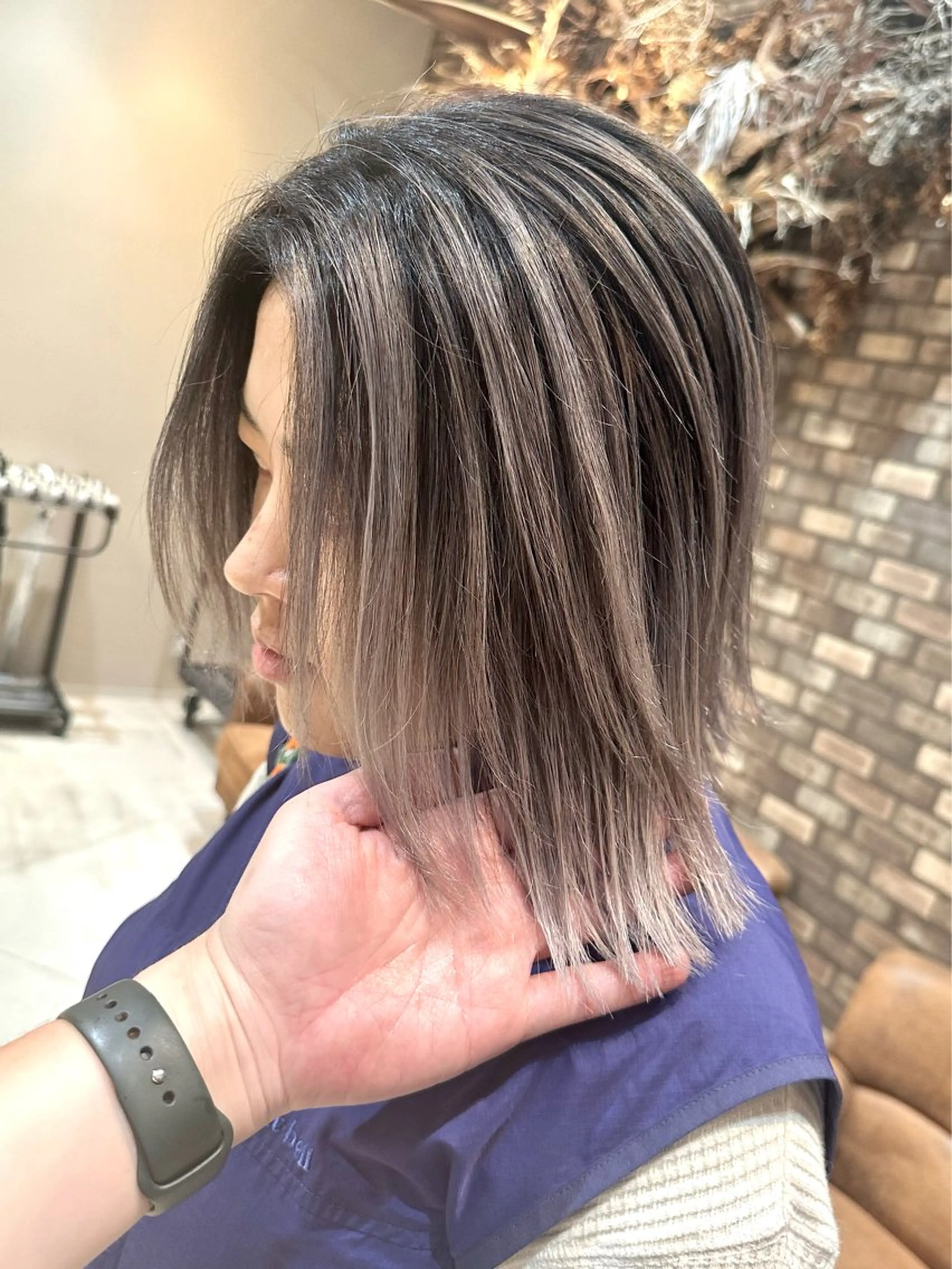 ミディアム レイヤーカット ヘアカラー 🔷ブリーチバレイヤ ージュ🔷飯野達也のヘアスタイル