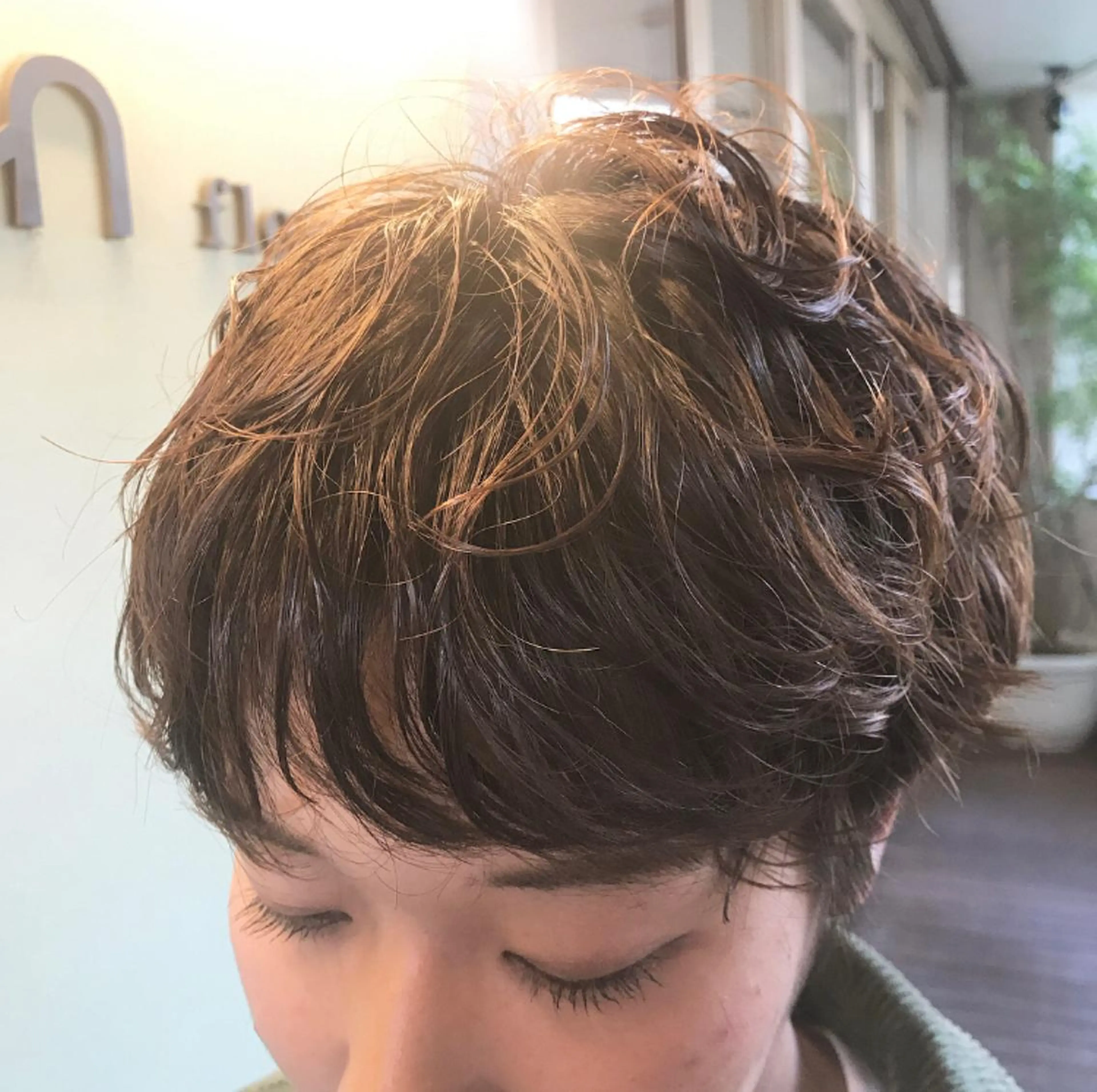 ショート カラー パーマ 前下がりボブ アッシュ ベージュカラー 黒髪 ブルーカラー カット パーマ 三橋 和希のヘアスタイル