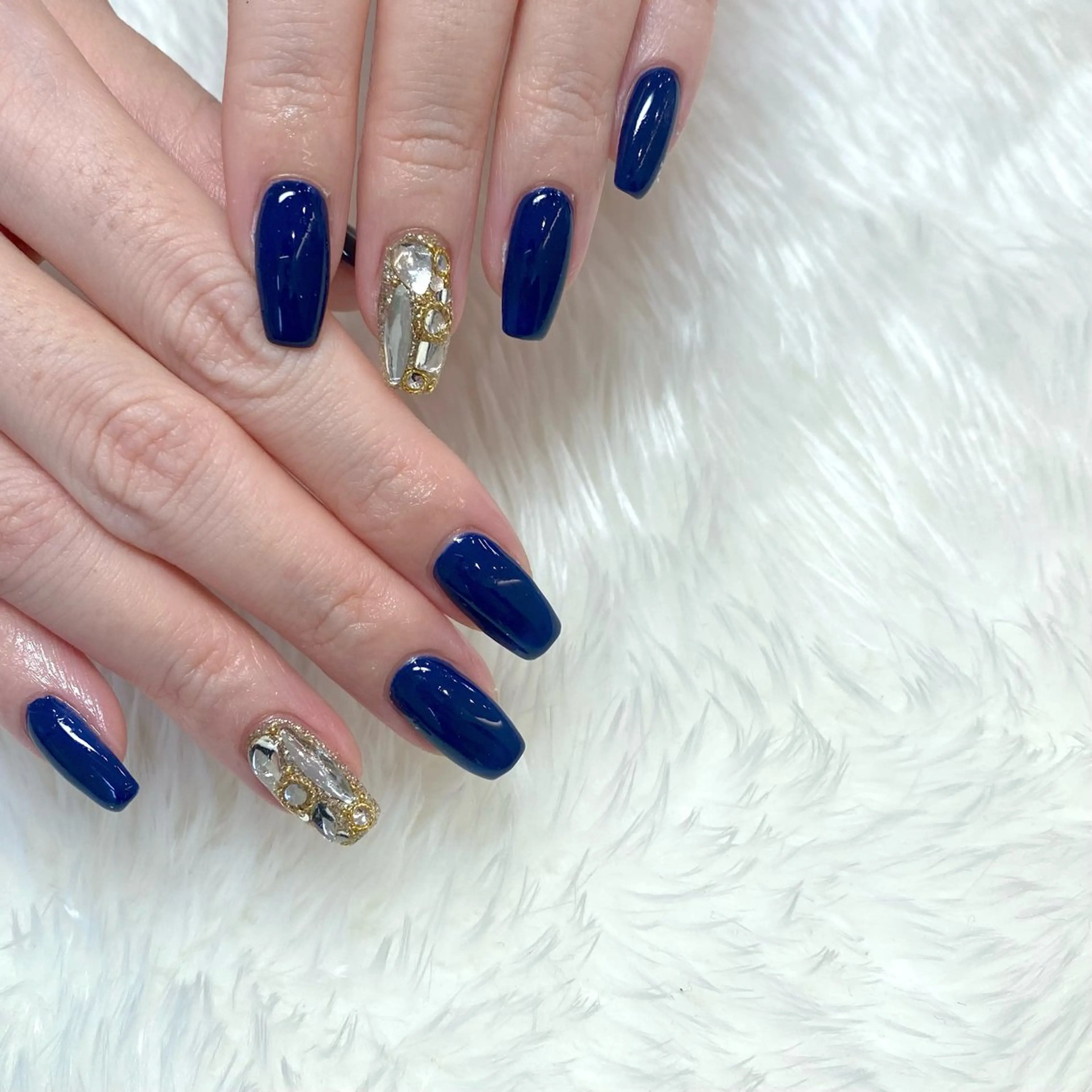 ネイル ゴールド キラキラネイル ネイビー オフィスネイル Nailsalon Merci所属・Merci momoのネイルデザイン