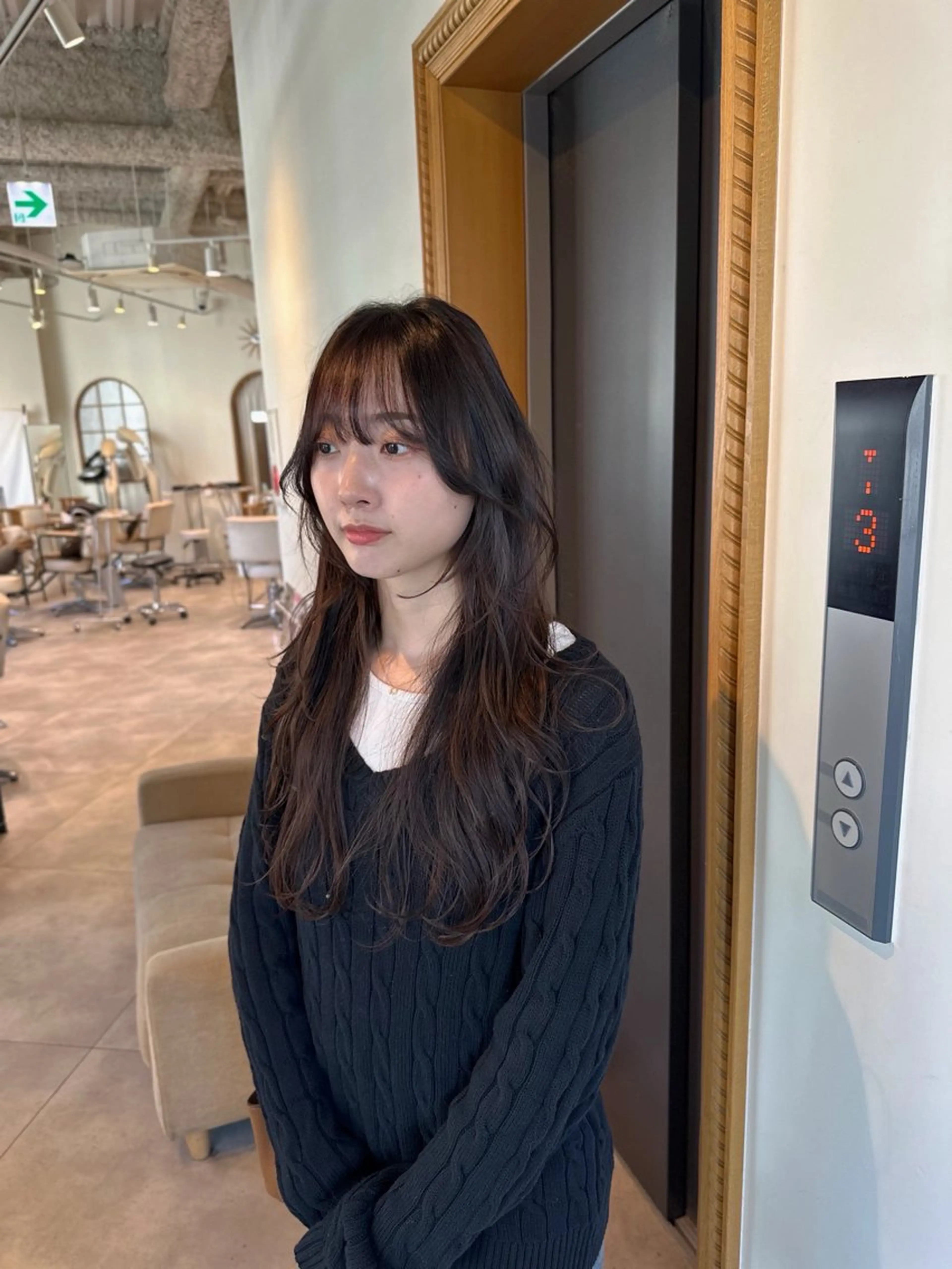 ミディアム カラー デザインカラー ハイトーンカラー ボブ くびれヘア 顔まわりレイヤー カット 大阪ウルフカット ハッシュカットのヘアスタイル