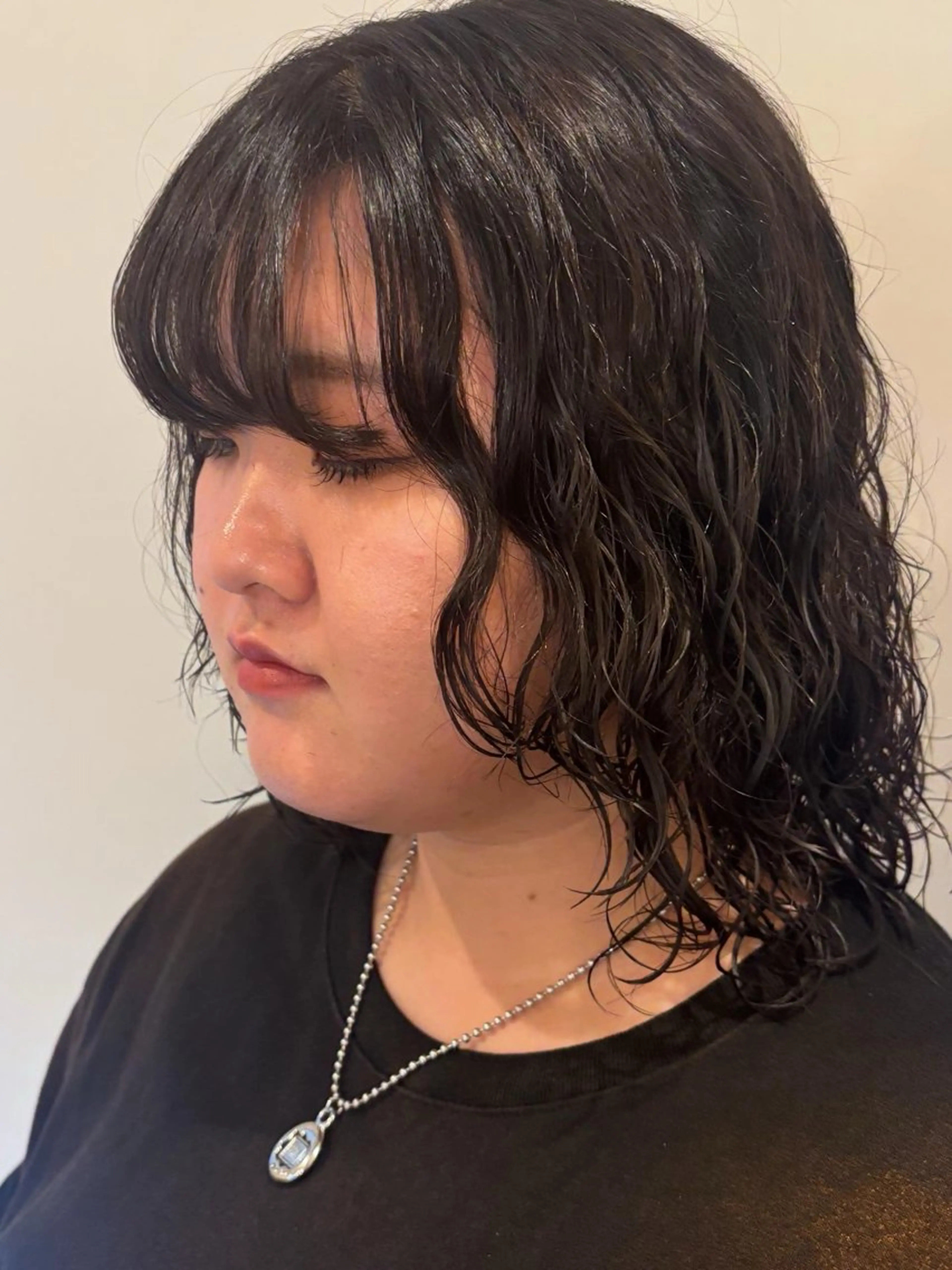 ミディアム パーマ ミディアムパーマ レイヤーカット 小顔カット カット パーマ シンバヒナノ/パーマ レイヤーカット/ボブのヘアスタイル