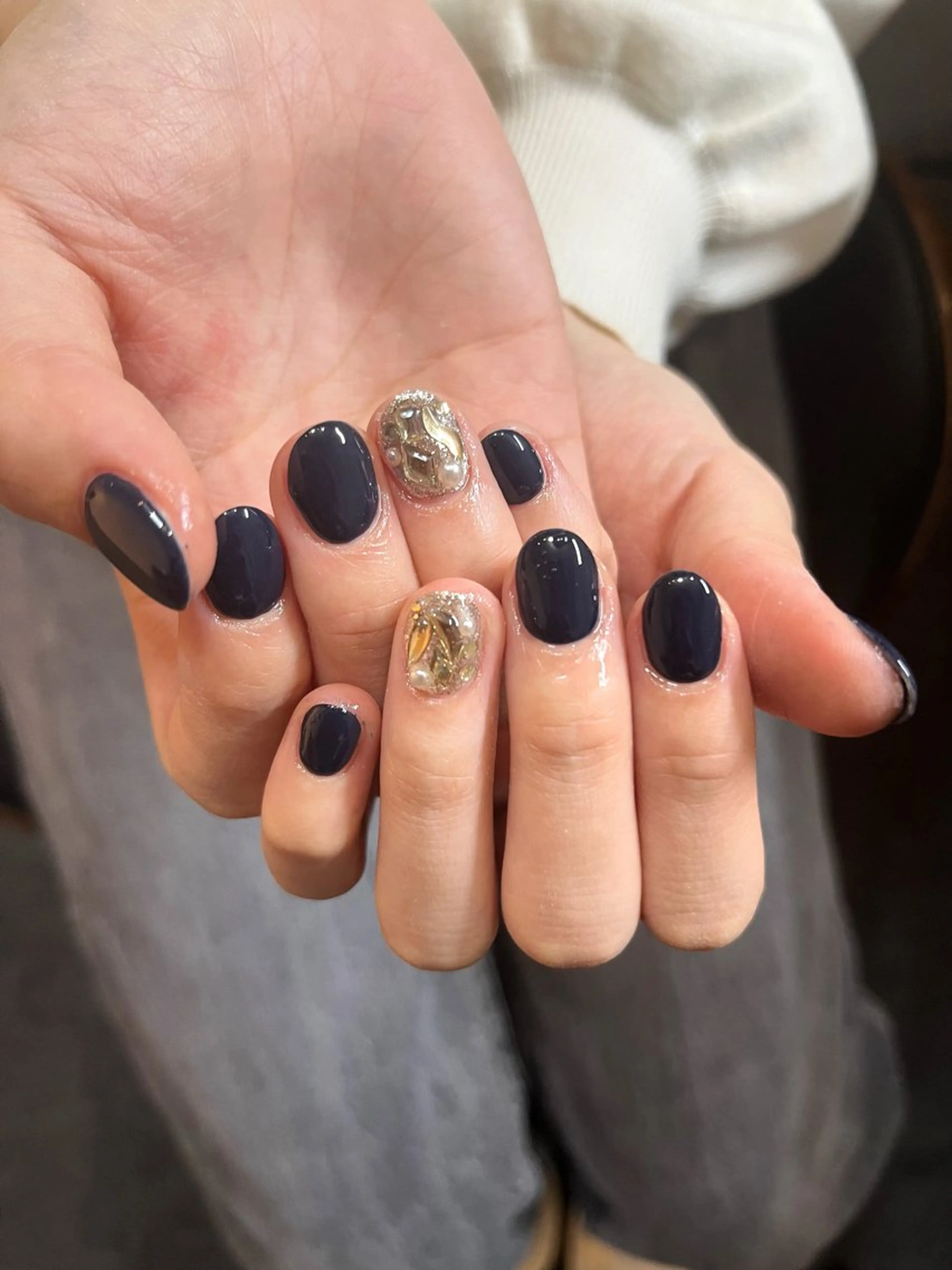 ネイル キラキラネイル ネイビー ショートネイル シルバー ハンドネイル ハンドケア 🎀NAIL🎀 AI🪄︎︎◝✩のネイルデザイン