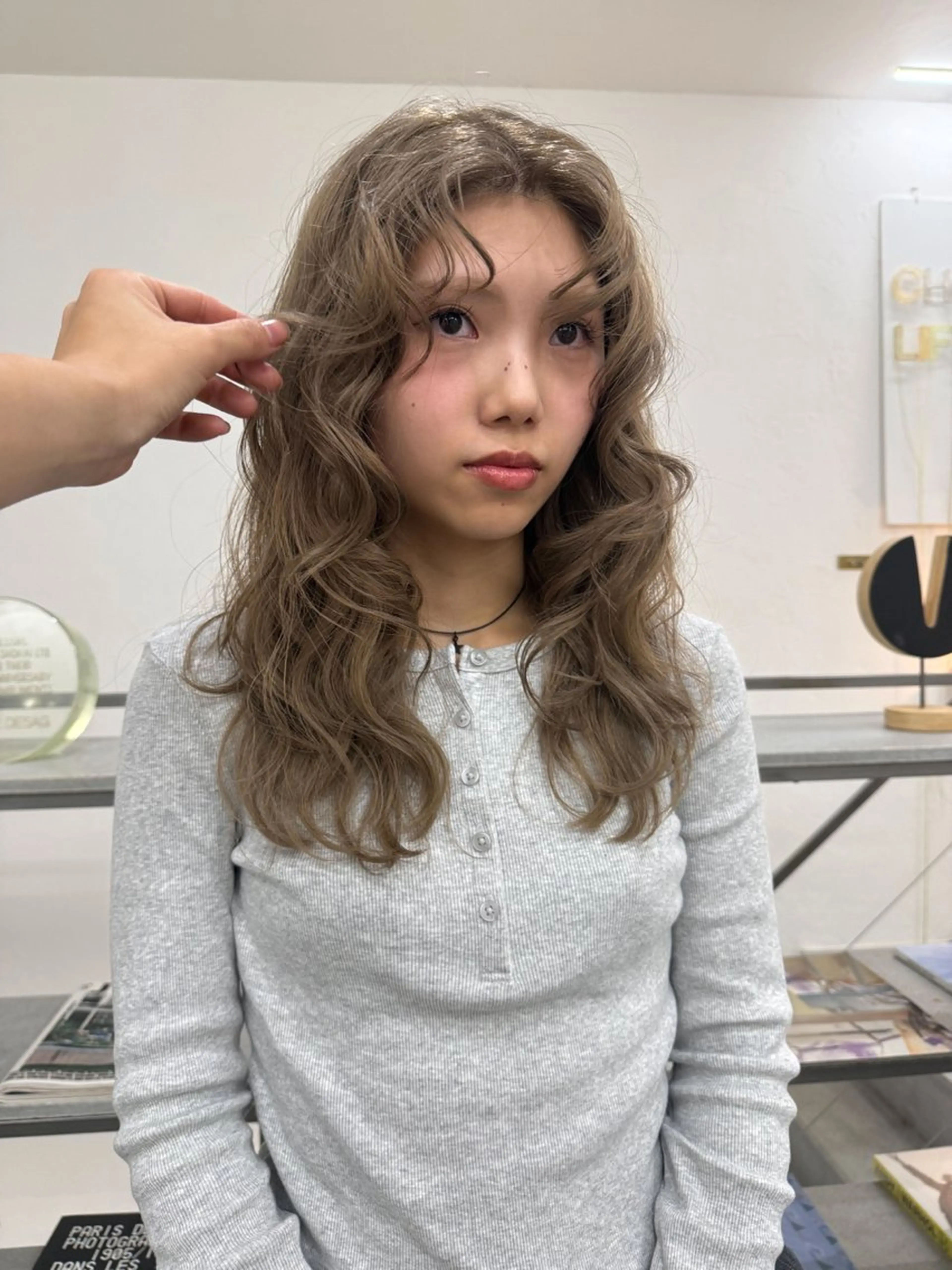 セミロング ヘアカラー イシイ モエカのヘアスタイル